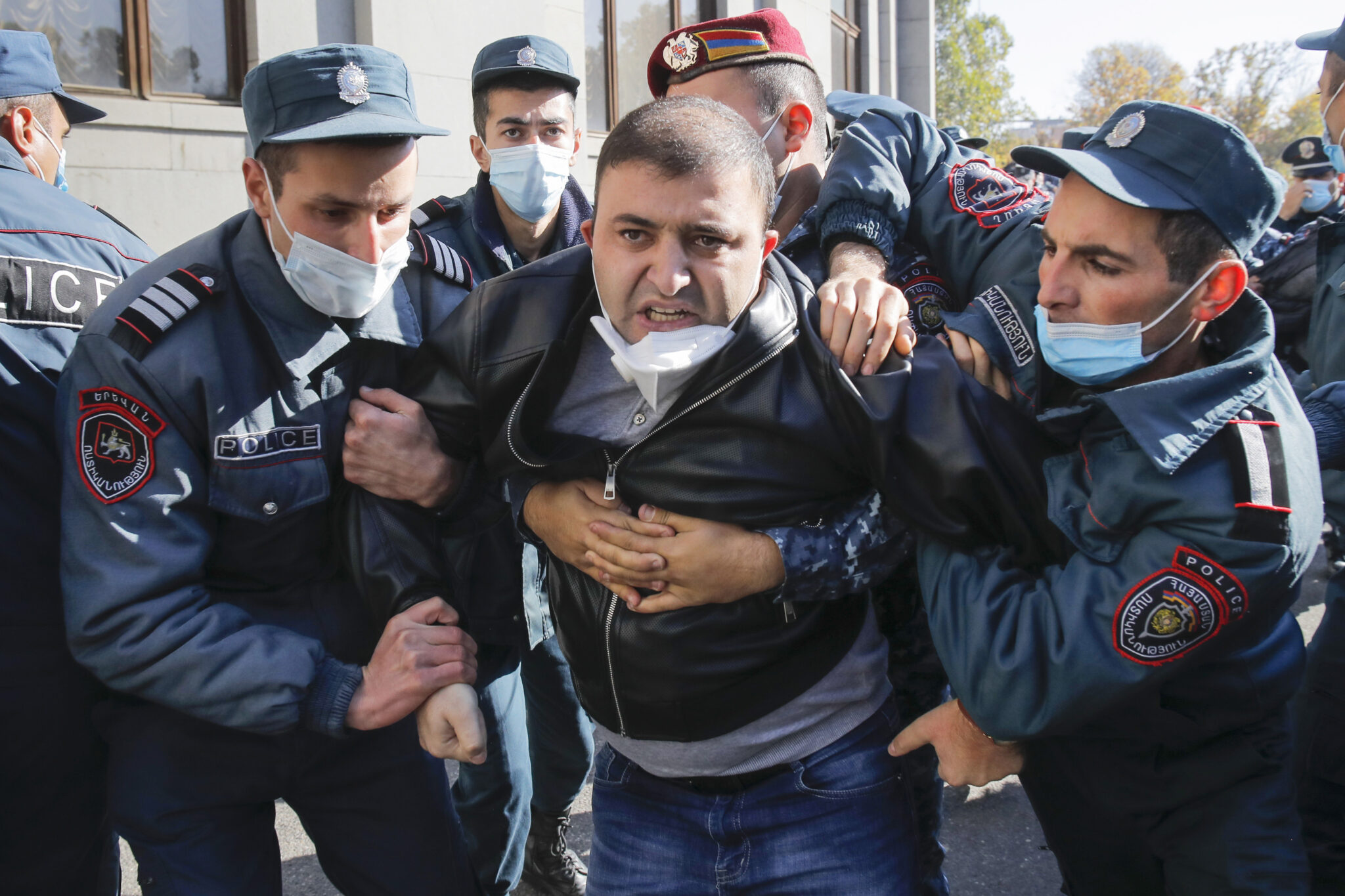 Задержания на акции протеста в Ереване 11 ноября. Фото AP Photo/Dmitri Lovetsky/Scanpix/Leta