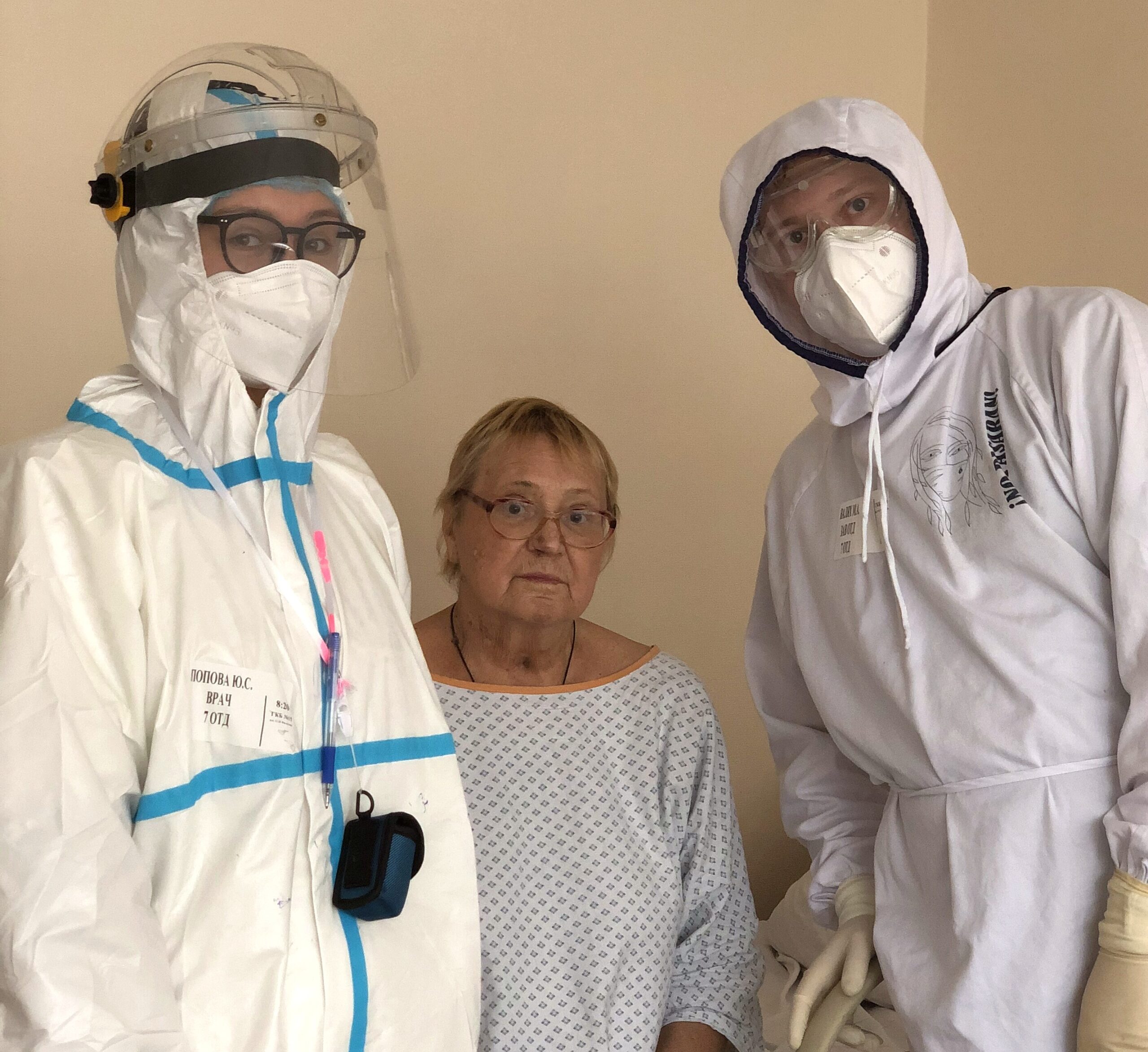Врачи 15 ГКБ в защитных костюмах от коронавируса (СИЗ). Фото с официального сайта больницы