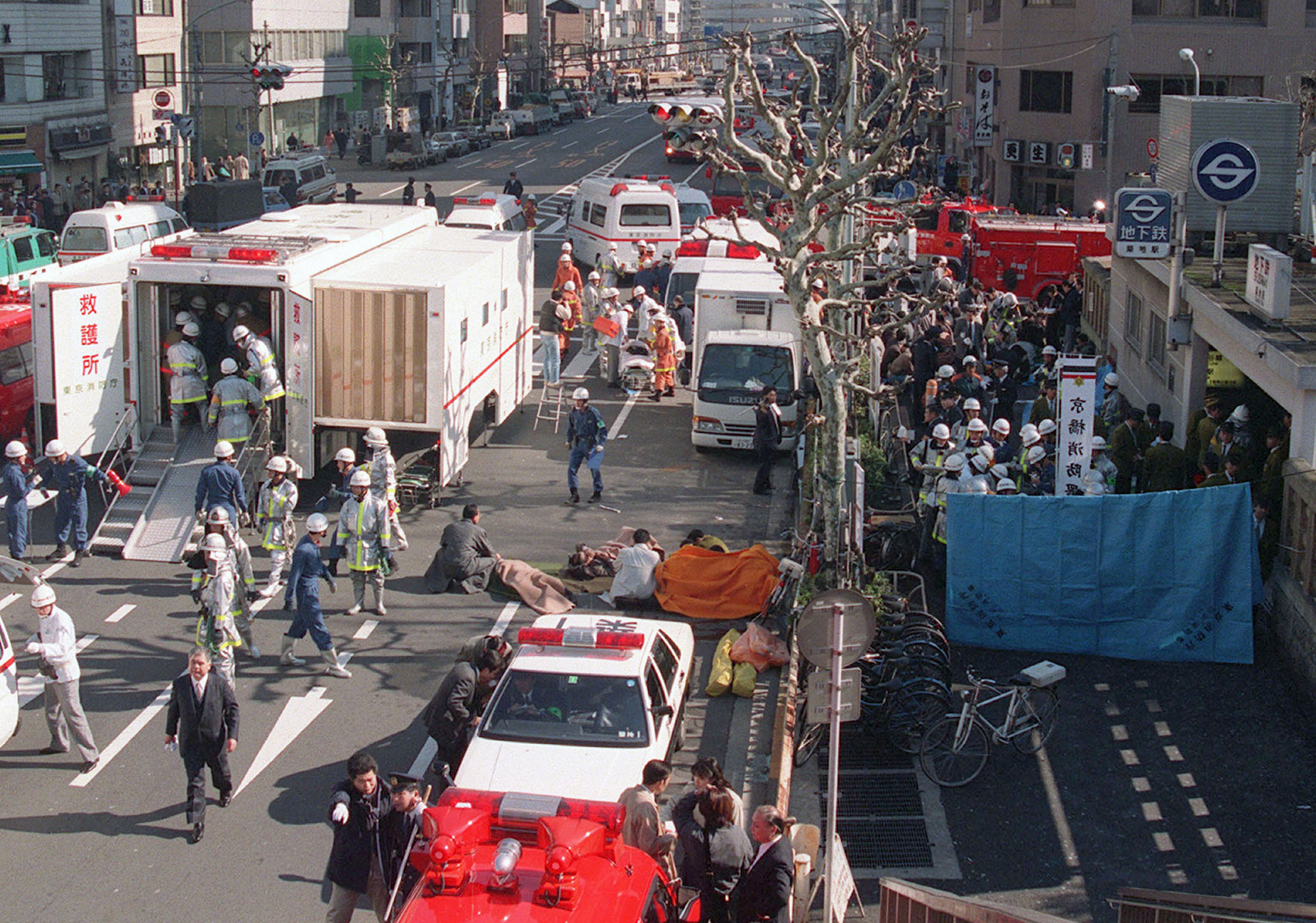 Люди, пострадавшие от атаки членов секты «Аум Синрике» в токийском метро в марте 1995 года. Фото TASS / Scanpix / Leta