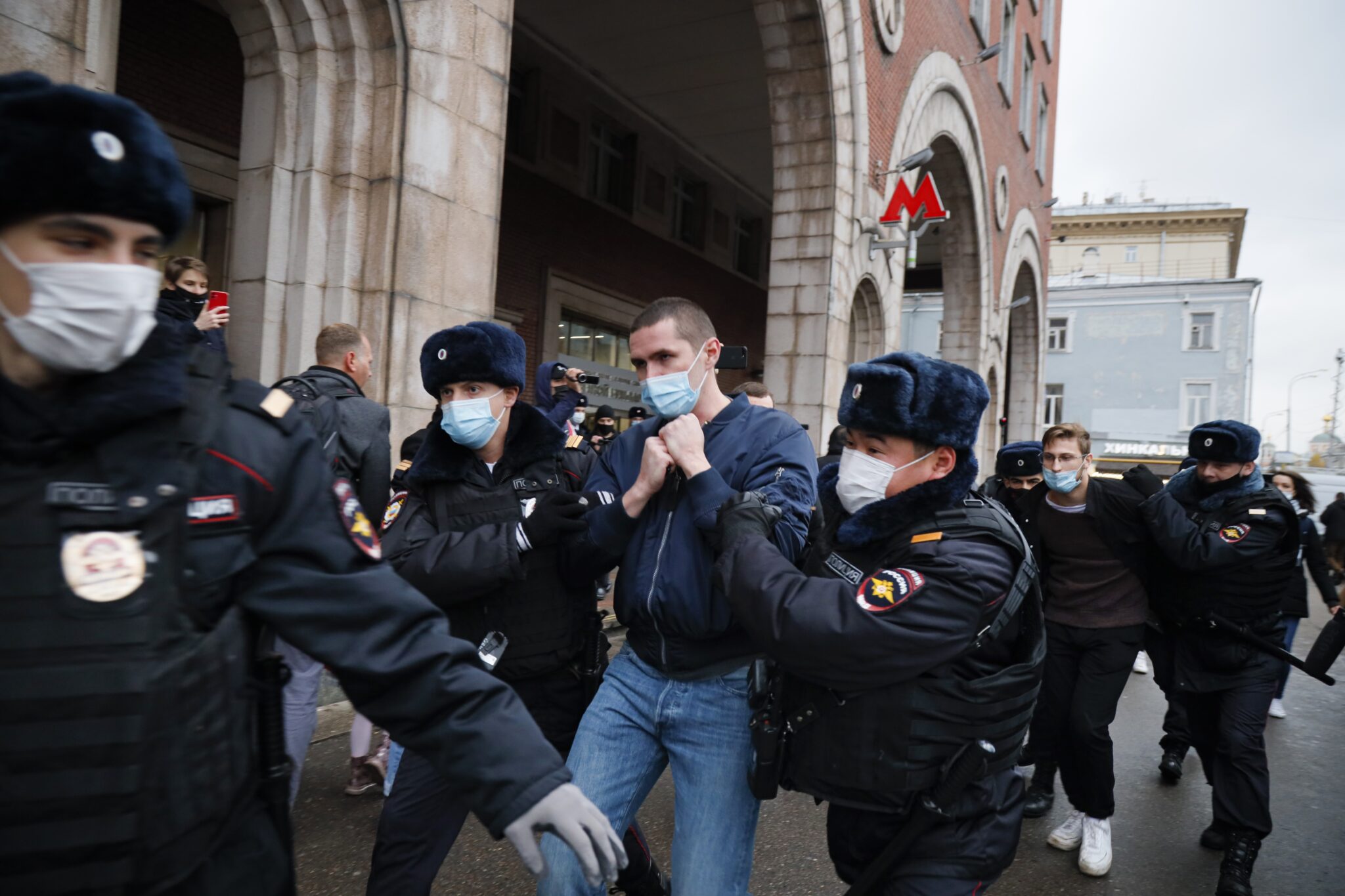 Задержания на "Русском марше" в Москве, 4 ноября 2020 г. Фото Alexander Zemlianichenko / TASS / Scanpix / Leta