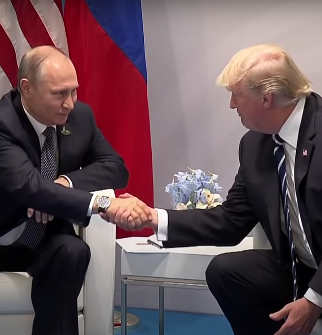 Дональд Трамп и Владимир Путин. Скриншот видео "Новая газета"