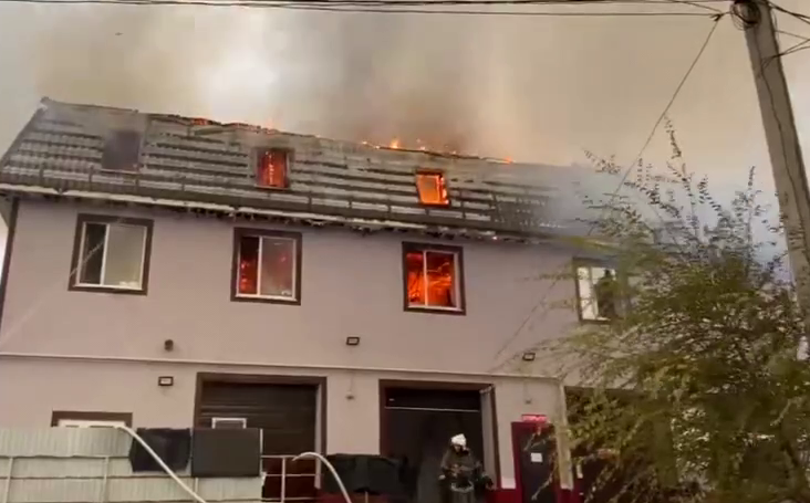 Пожар в жилом доме в Самаре. Скриншот видео Mash