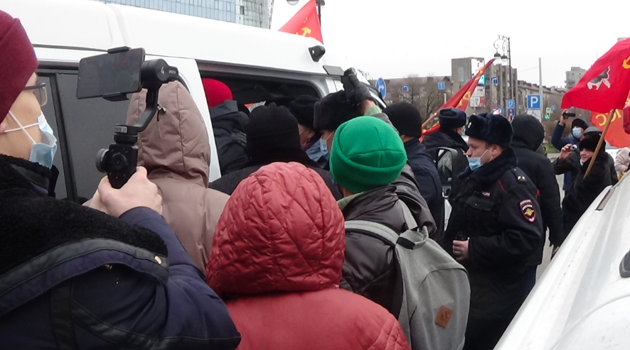 Полиция проводит задержания на акции коммунистов. Фото VK Александр Черепанов 