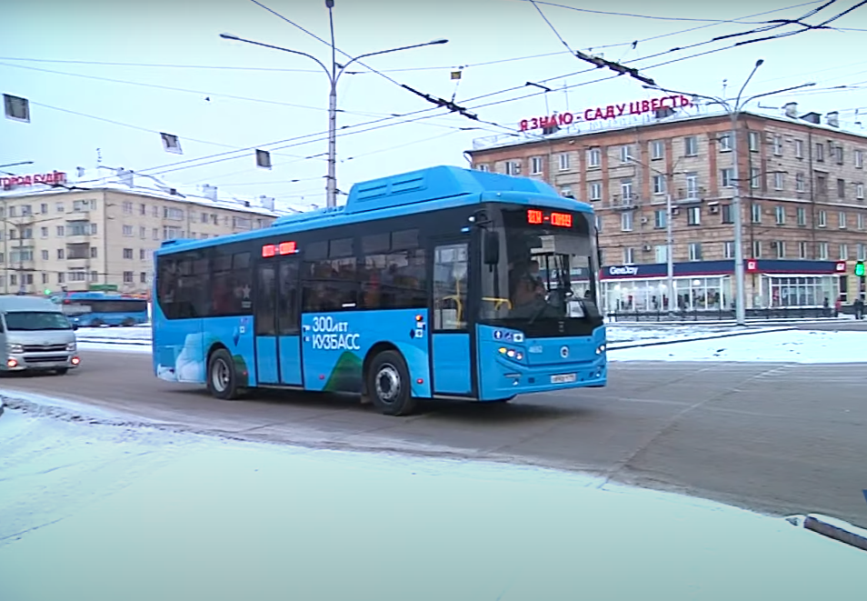 Новый автобус в Новокузнецке. Скриншот YouTube 10kanal