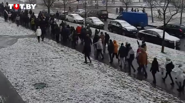 Колонна протестующих в одном из районов Минска. Скриншот видео Tut.by