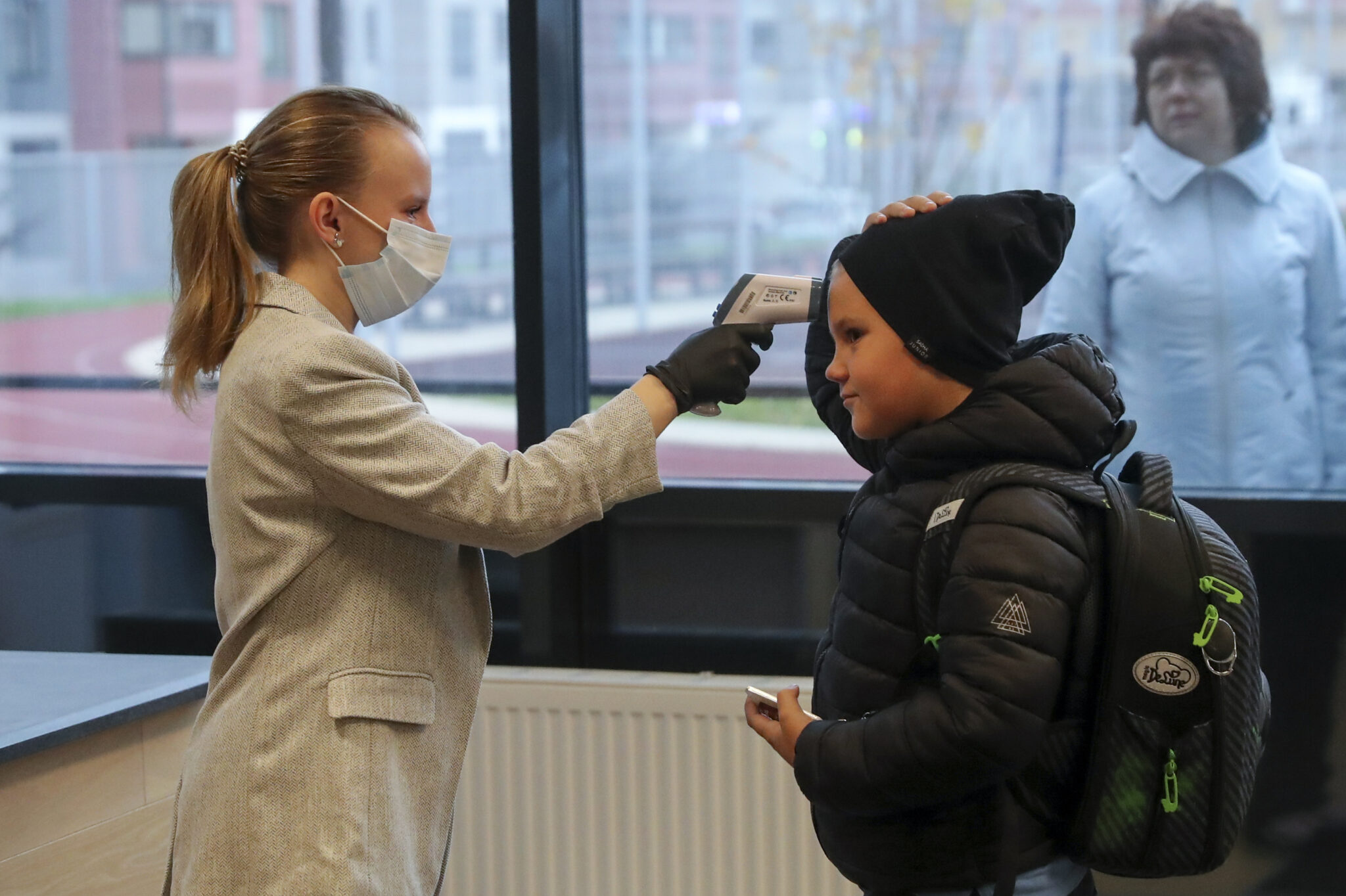Учащимся младших классов измеряют температуру на входе в школу. Фото Sergei Fadeichev/TASS/Scanpix/Leta
