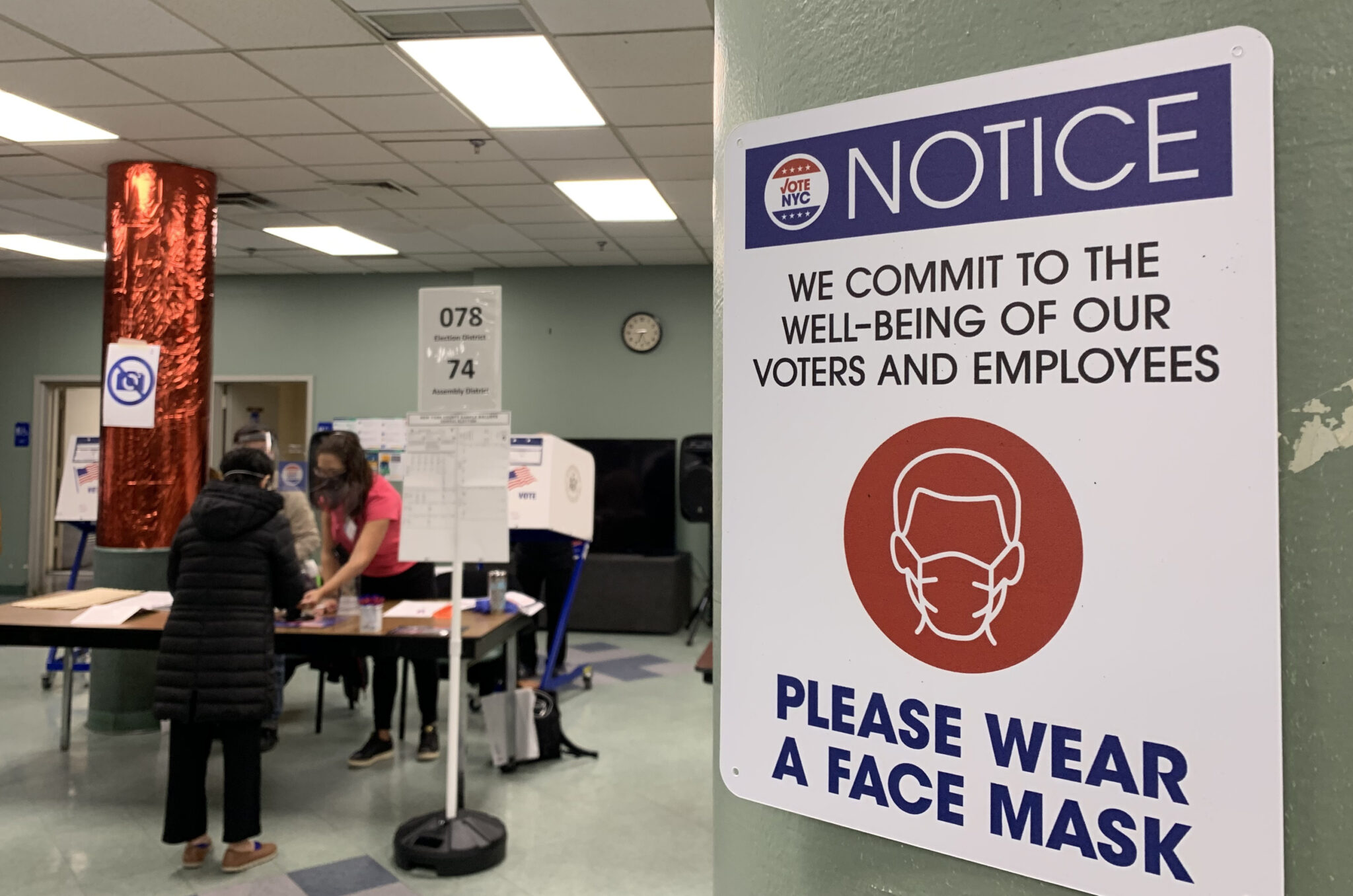 Предупреждение об обязательном наличии маски на избирательном участке. Фото Maria Khrenova/TASS/Scanpix/Leta