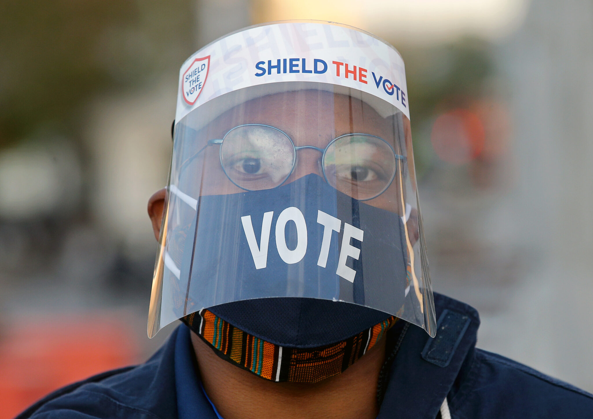 Избиратель в маске с надписью "Голосуй". Фото Yegor Aleyev/TASS/Scanpix/Leta