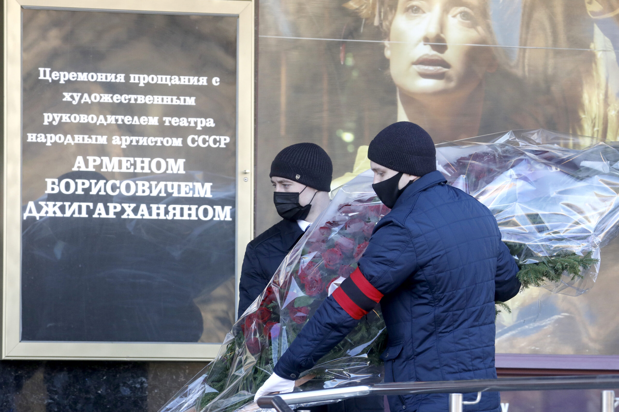 Рабочие несут цветы на церемонию прощания с Арменом Джигарханяном. Фото Alexander Shcherbak / TASS / Scanpix / Leta 