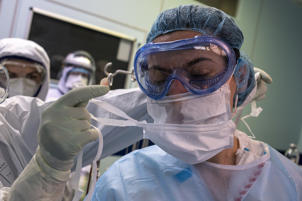Хирург Карина Карданова. Идет операция на сердце. Фото Юрий Козырев / «Новая газета»