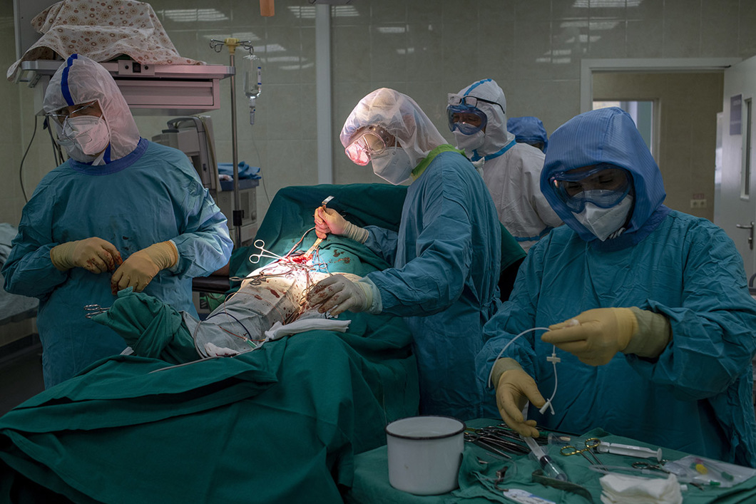 Хирурги удаляют тромбы перед ампутацией ноги. Фото Юрий Козырев / «Новая газета»