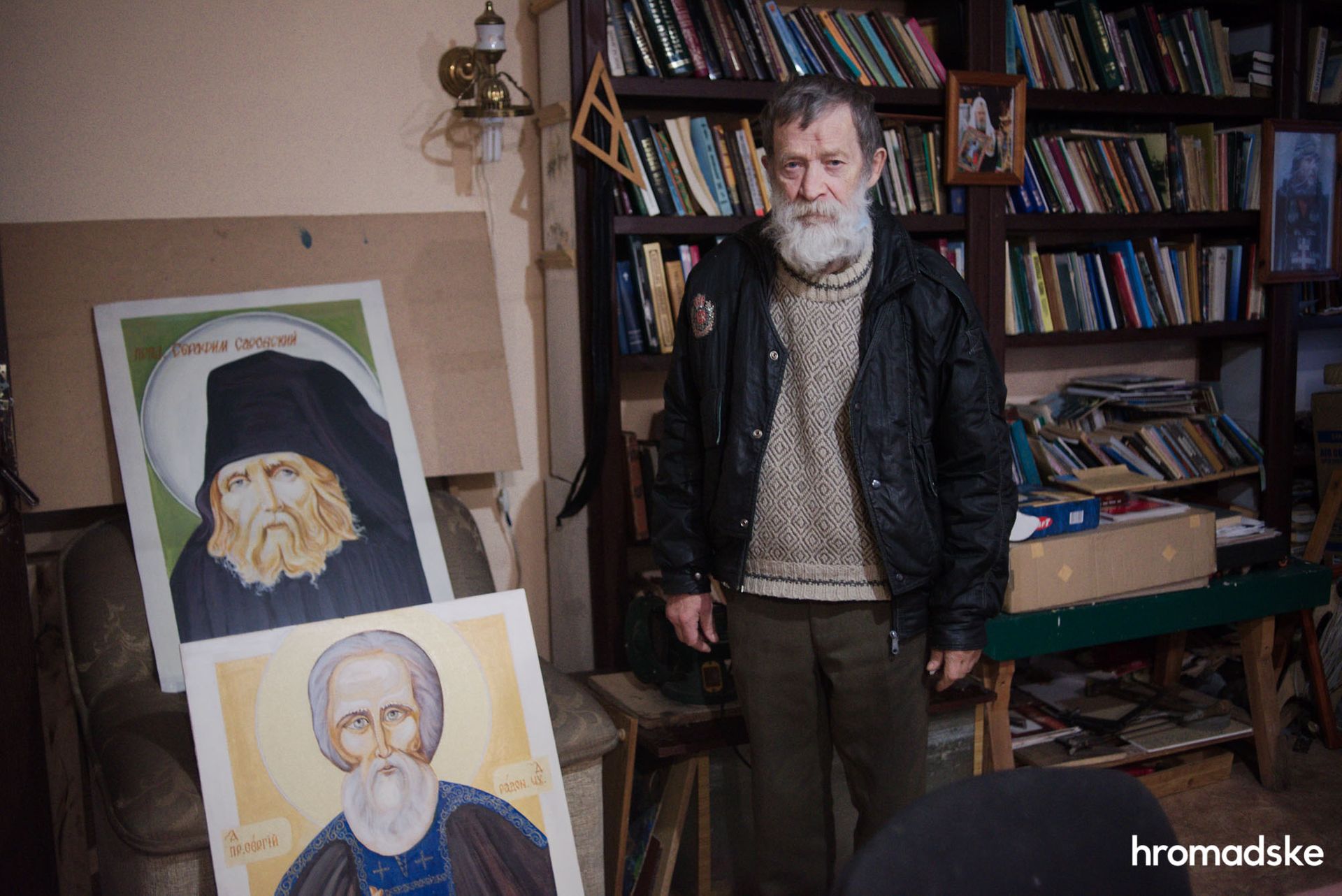 64-летний Сергей Аксёненко показывает иконы Серафима Саровского и Сергия Радонежского. Фото: Макс Левин/hromadske