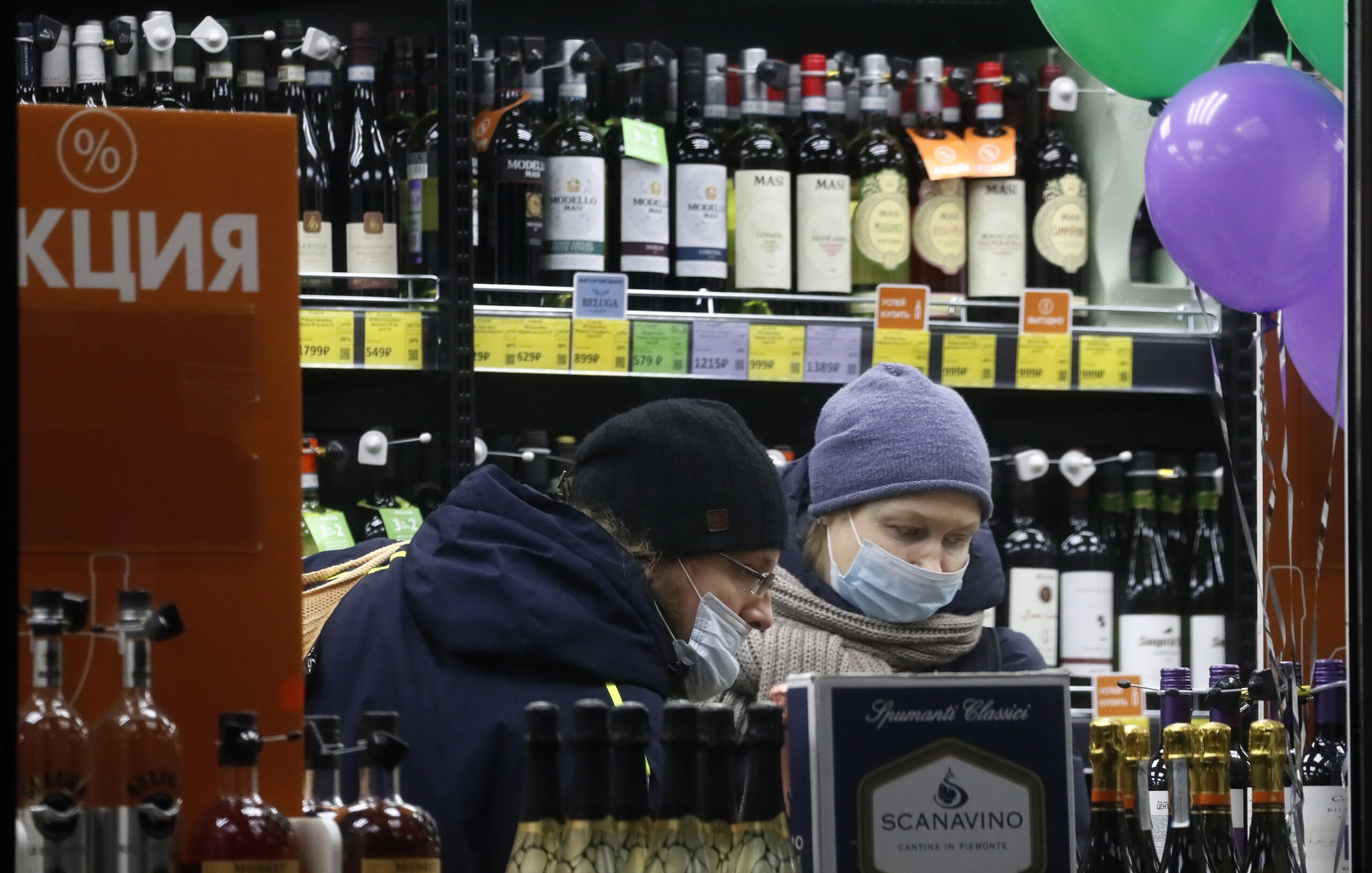Покупатели магазина у прилавка с алкоголем. Фото MAXIM SHIPENKOV / TASS / Scanpix / Leta