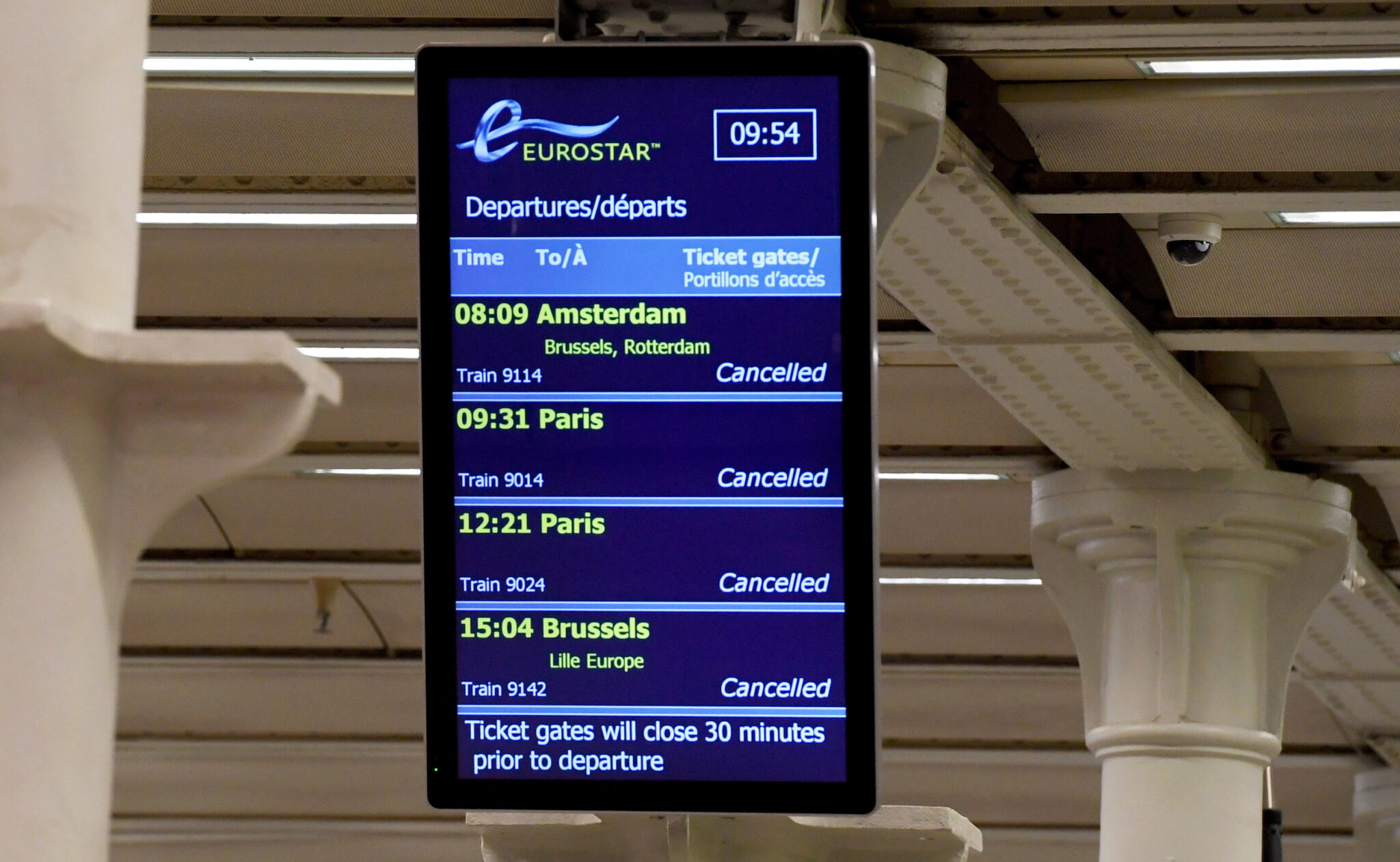 Электронное табло, показывающее отмену поездов из Лондона. Фото FACUNDO ARRIZABALAGA / TASS / Scanpix / Leta