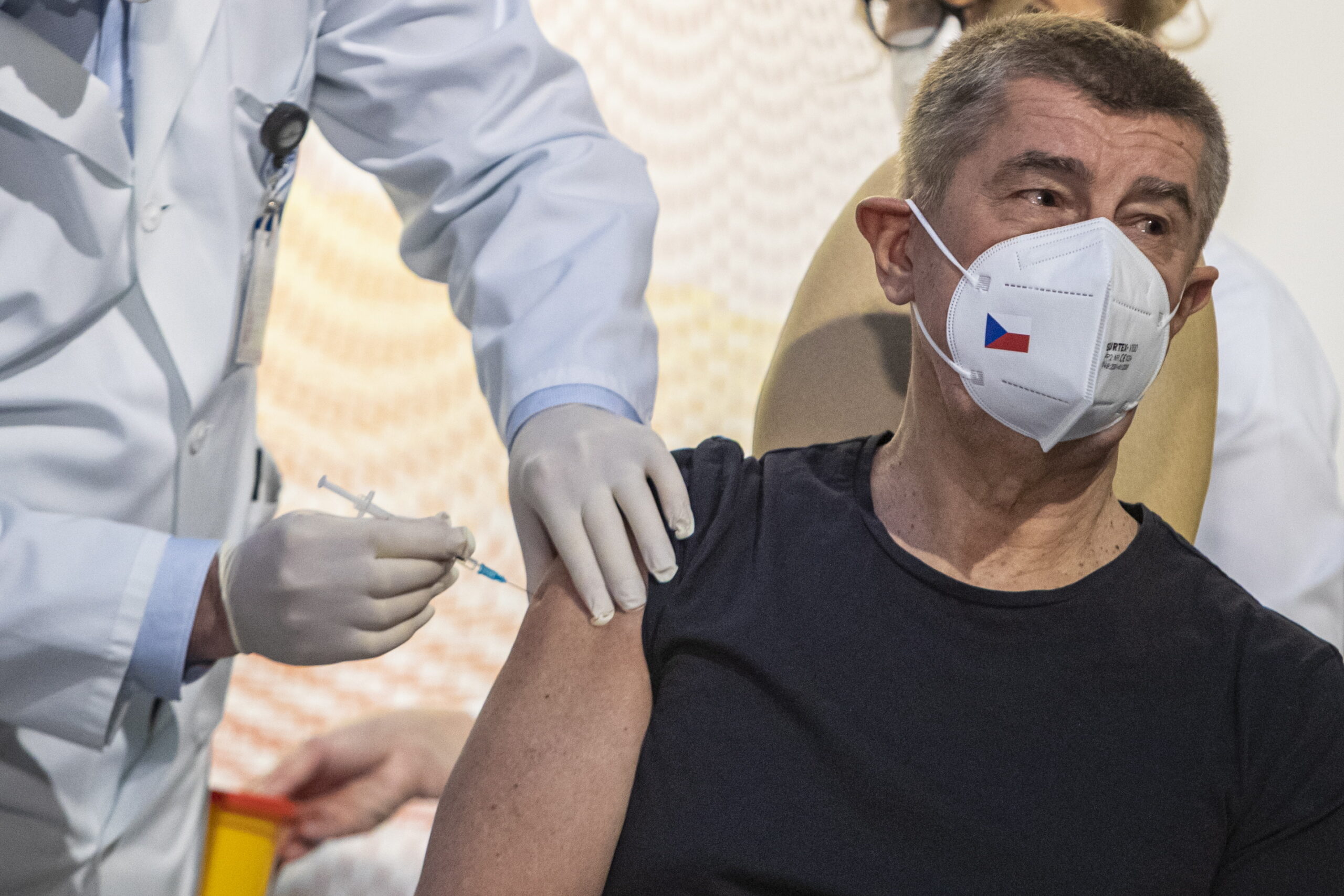 Премьер-министру Чехии Андрею Бабишу ставят прививку от коронавируса. Фото EPA/MARTIN DIVISEK/Scanpix/Leta
