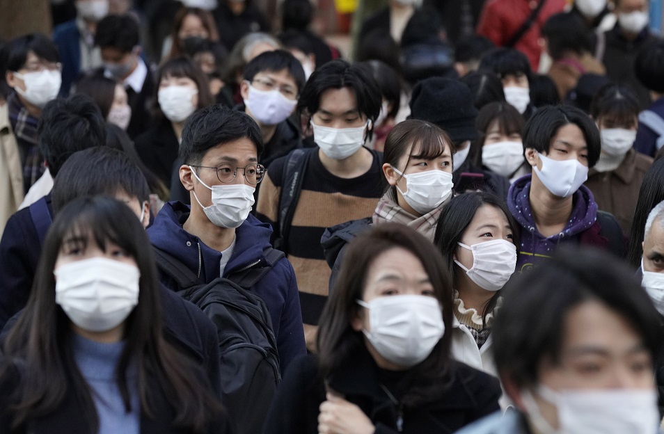 Японцы в масках на улицах Токио. Фото EPA / Scanpix / Leta