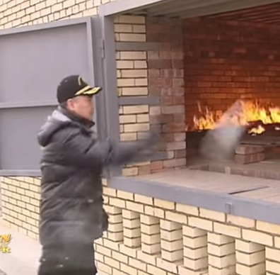 Гурбангулы Бердымухаммедов сжигает наркотики в специально оборудованной печи. Кадр видеоролика на Youtube-канале "Хроника Туркменистана"