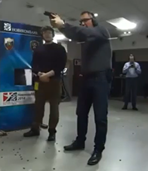 Дмитрий Рогозин на стрелковой тренировке. Кадр видеоролика из Twitter Рогозина.