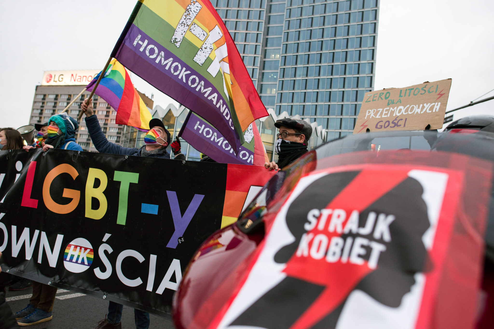 Активисты с плакатами в поддержку ЛГБТ-сообщества. Фото Attila Husejnow/SOPA Images via ZUMA Wire/Scanpix/Leta