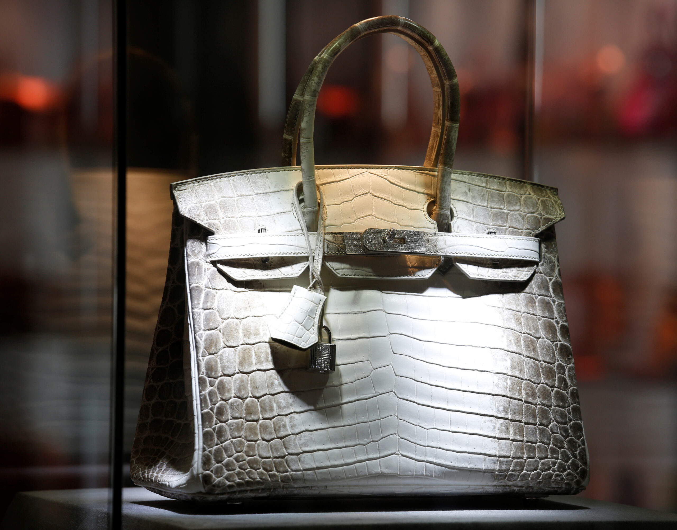 Эксклюзивная версия сумки Birkin из кожи редкого крокодила и с фурнитурой из белого золота и бриллиантов. Фото BOBBY YIP/Reuters/Scanpix/Leta