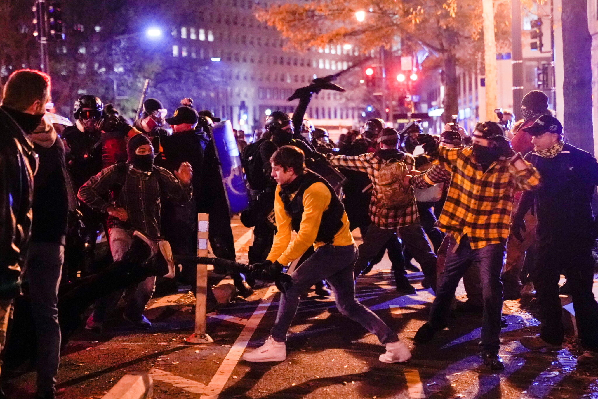 Столкновения сторонников и противников Трампа в Вашингтоне. Фото REUTERS/Erin Scott     TPX IMAGES OF THE DAY/Scanpix/Leta