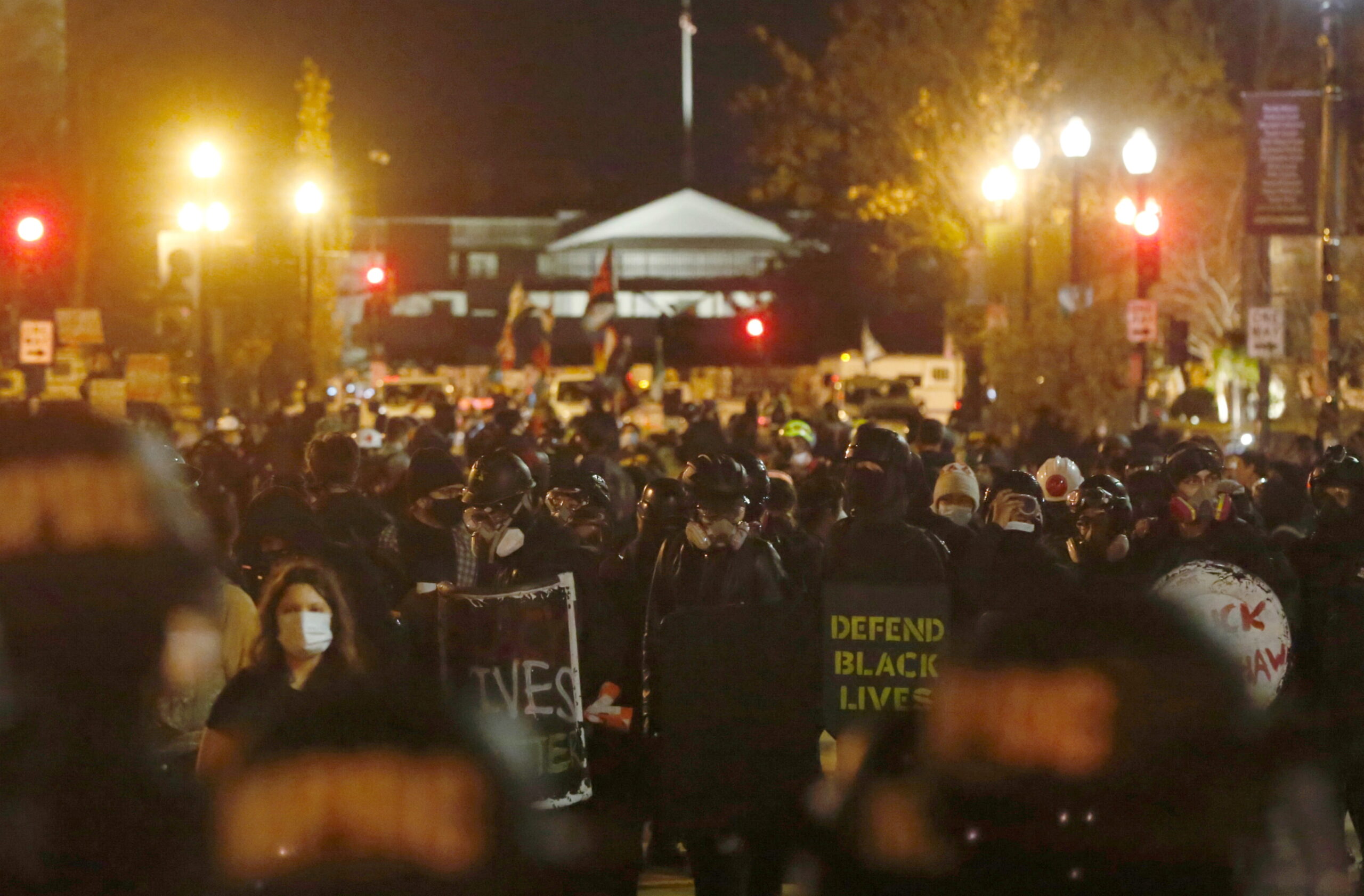 Участники акции протеста в поддержку Трампа и полиция. Фото REUTERS/Jim Urquhart/Scanpix/Leta