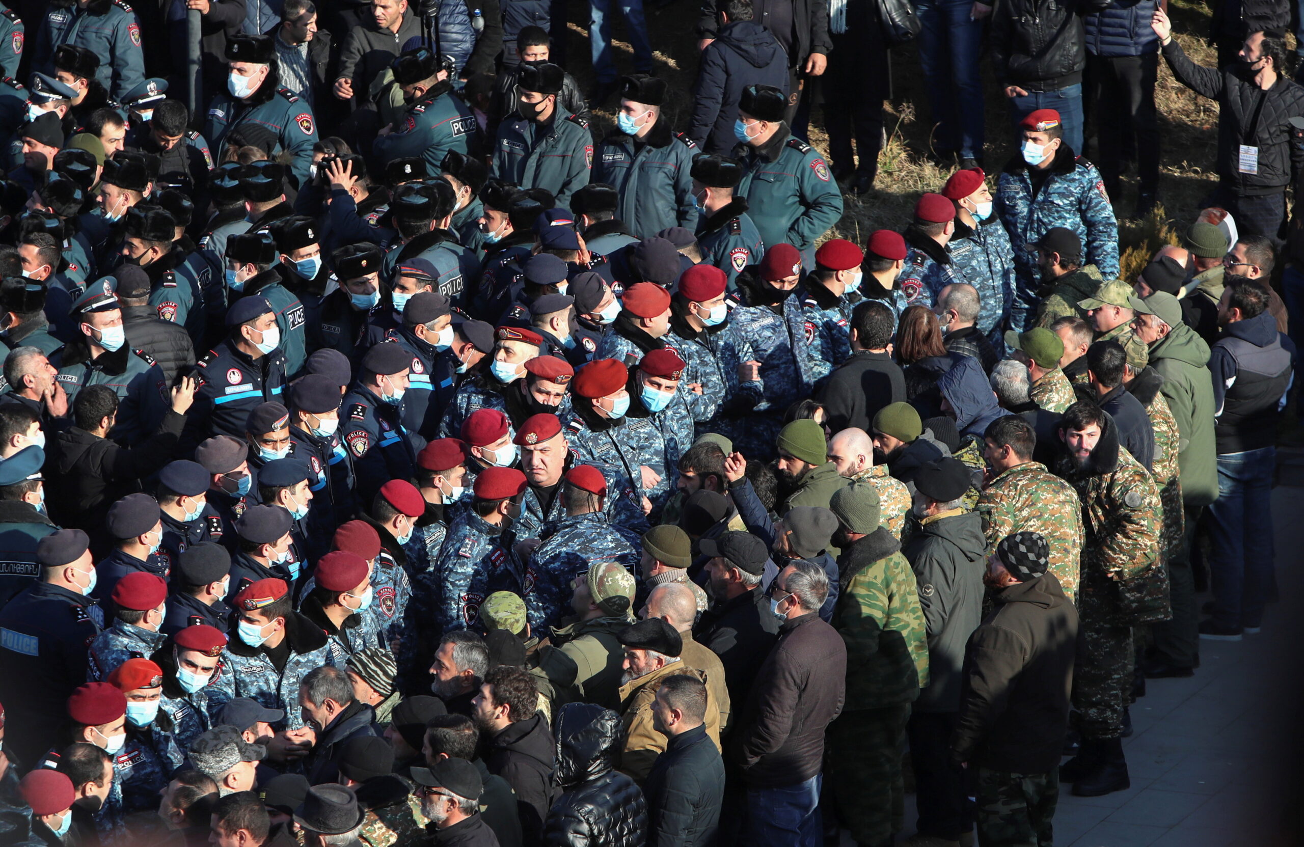 Правоохранители пытаются не пропустить протестующих к Пашиняну. Фото Vahram Baghdasaryan/Photolure via REUTERS/Scanpix/Leta