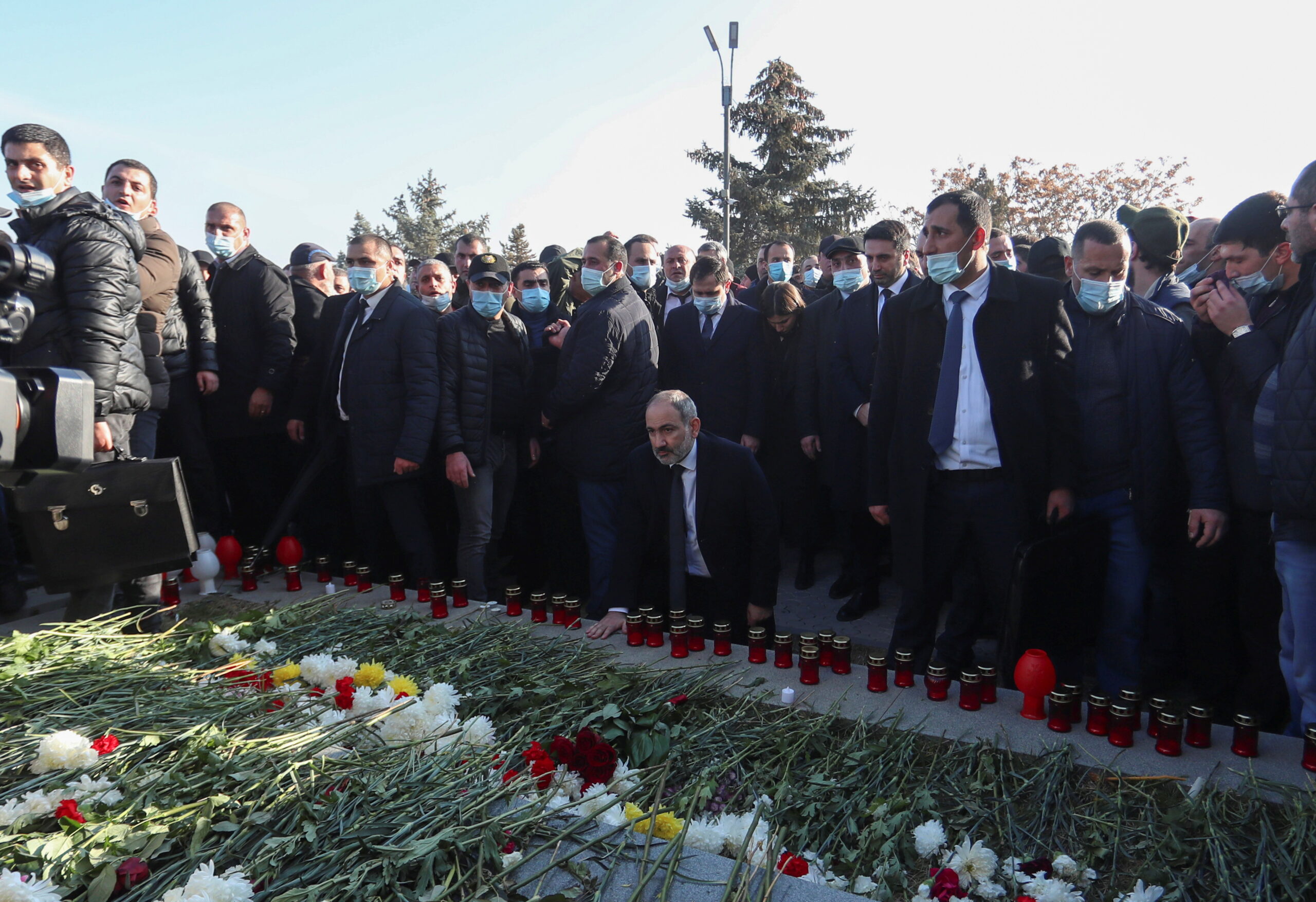 Пашинян на возложении цветов у могил погибших. Фото Vahram Baghdasaryan/Photolure via REUTERS/Scanpix/Leta