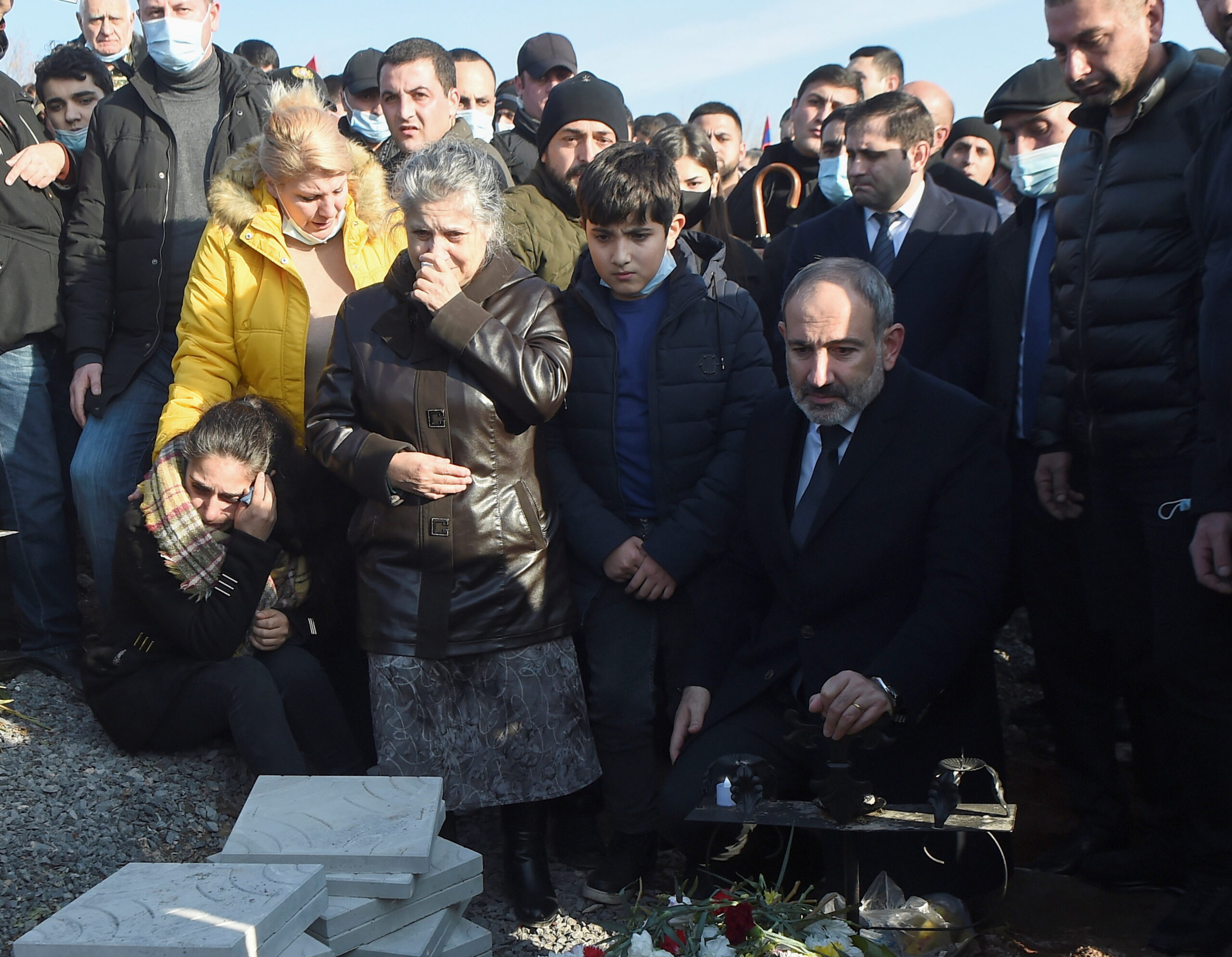 Пашинян c родственниками погибших. Фото Hayk Baghdasaryan/Photolure via REUTERS/Scanpix/Leta