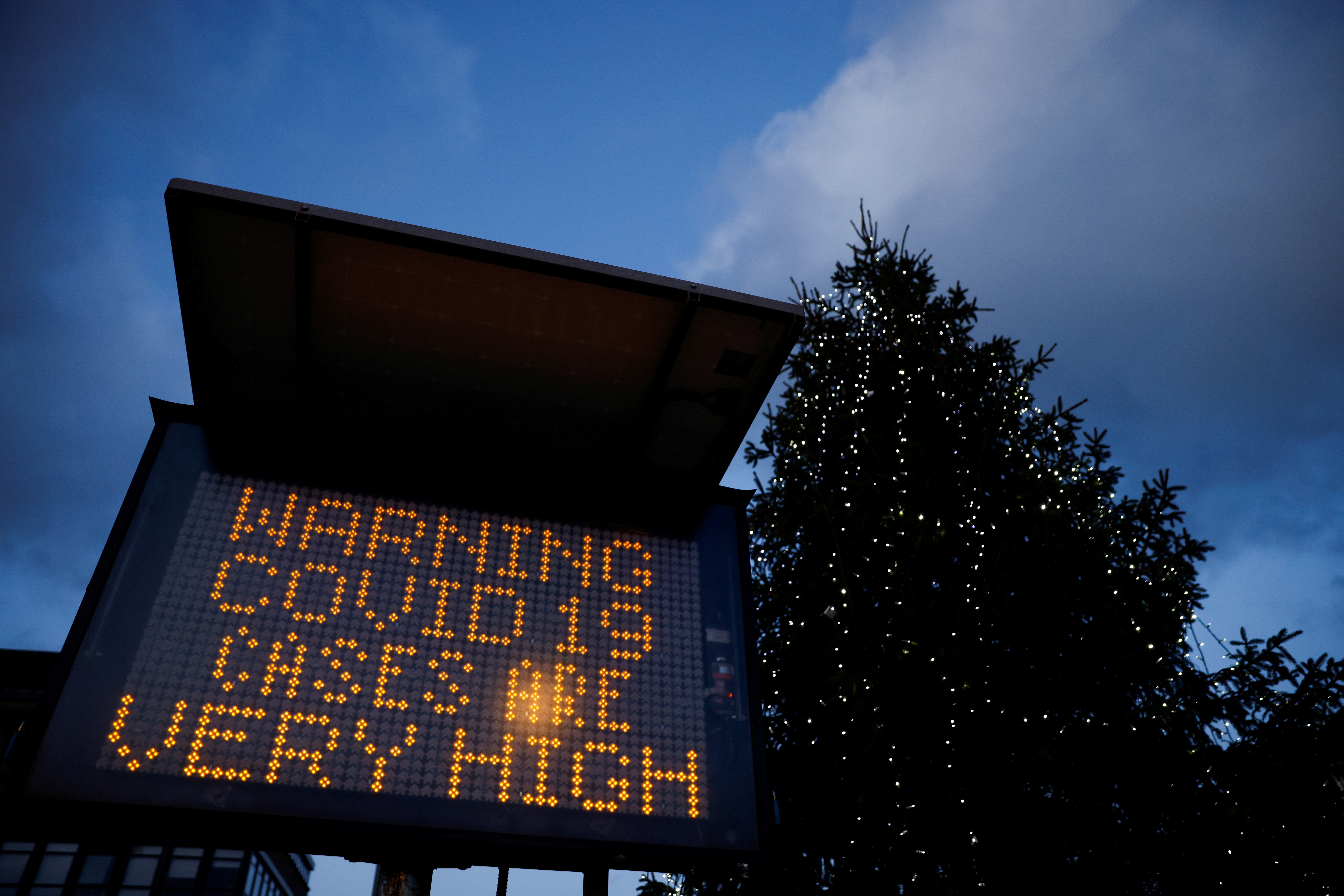 Предупреждение о высоком числе случаев коронавируса в Лондоне. Фото REUTERS/John Sibley/Scanpix/Leta 