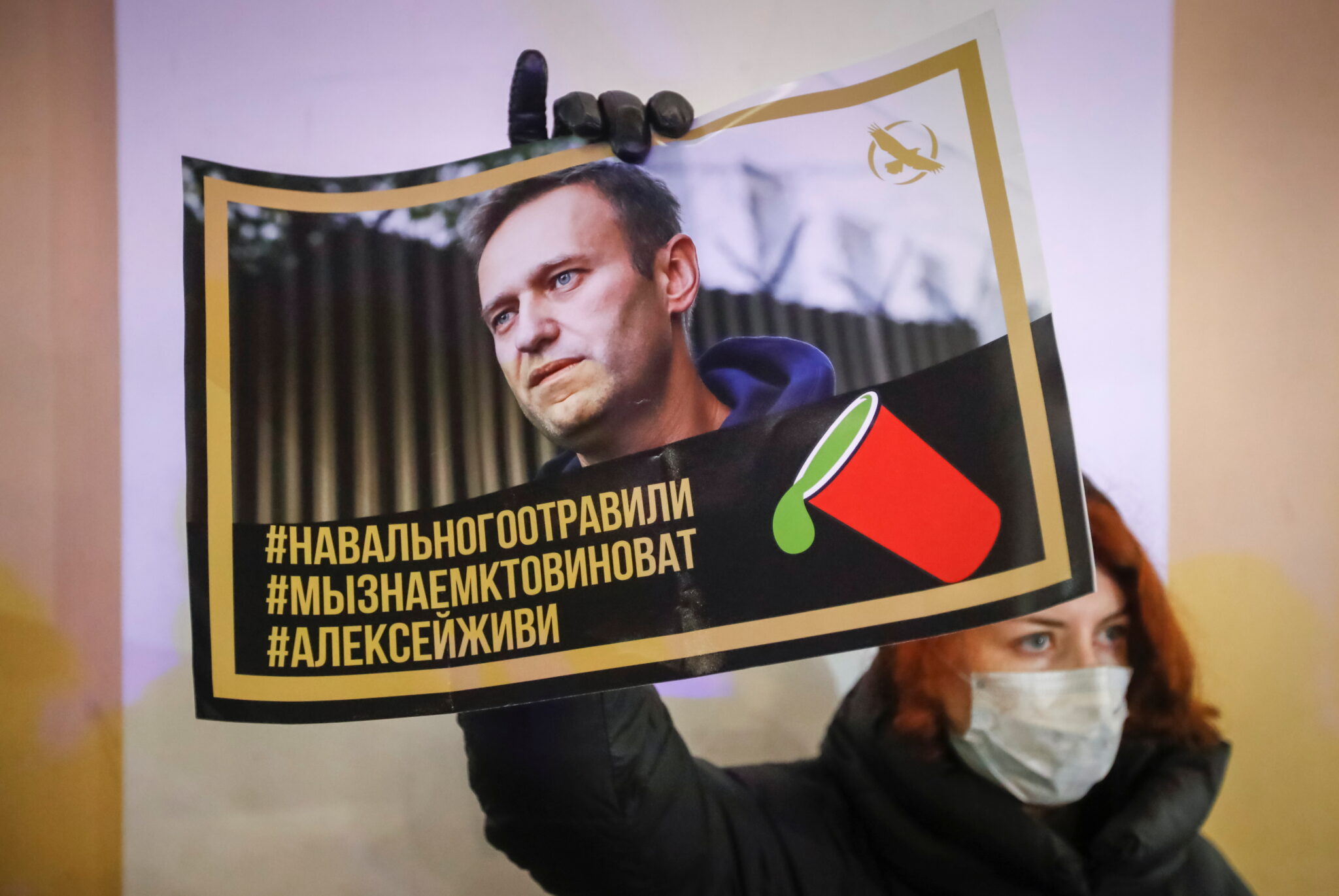 Женщина держит плакат с портретом Алекеся Навального. Фото ANTON VAGANOV / TASS / Scanpix / Leta