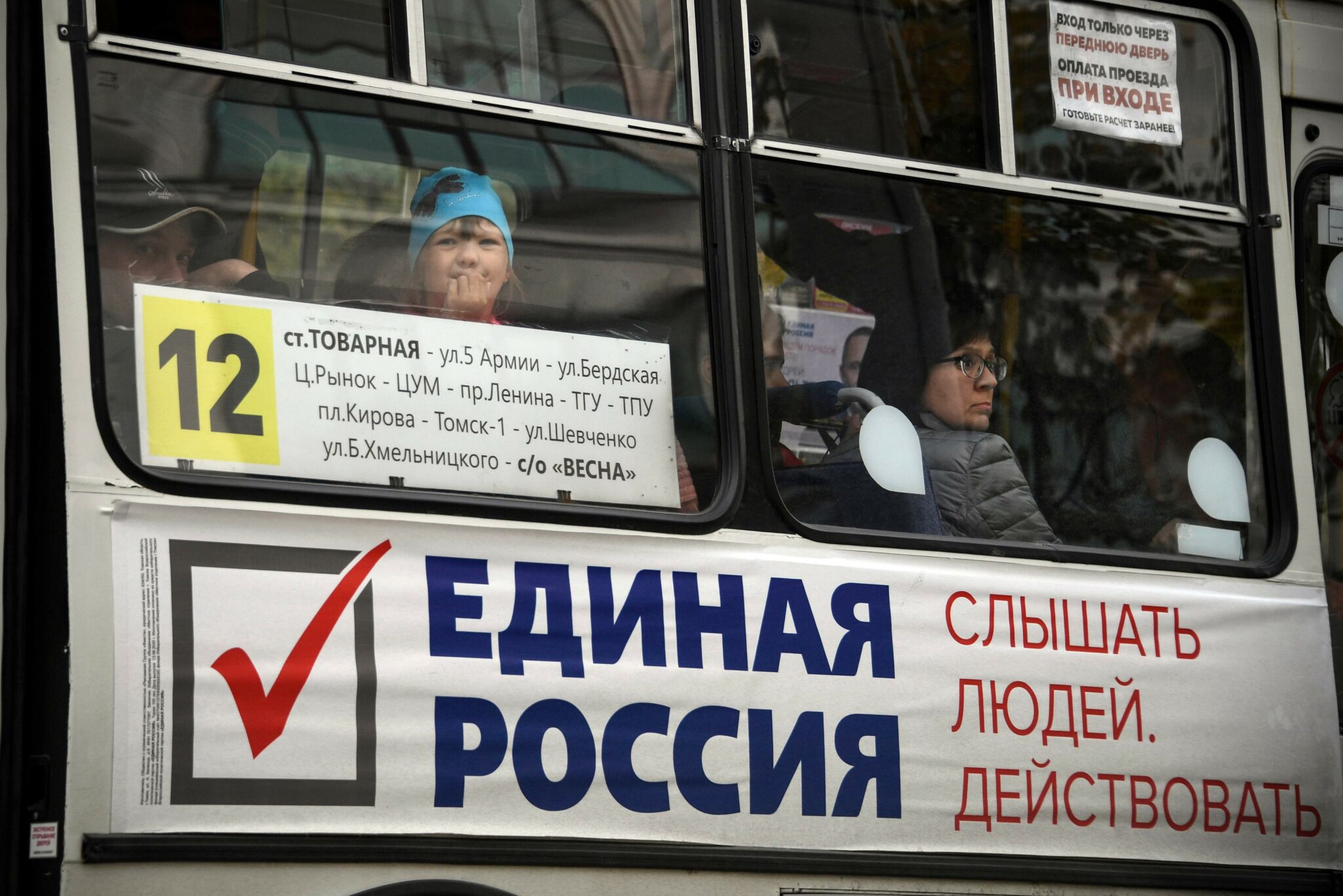 Плакат с рекламой "Единой России" на автобусе. Фото ALEXANDER NEMENOV / TASS / Scanpix / Leta