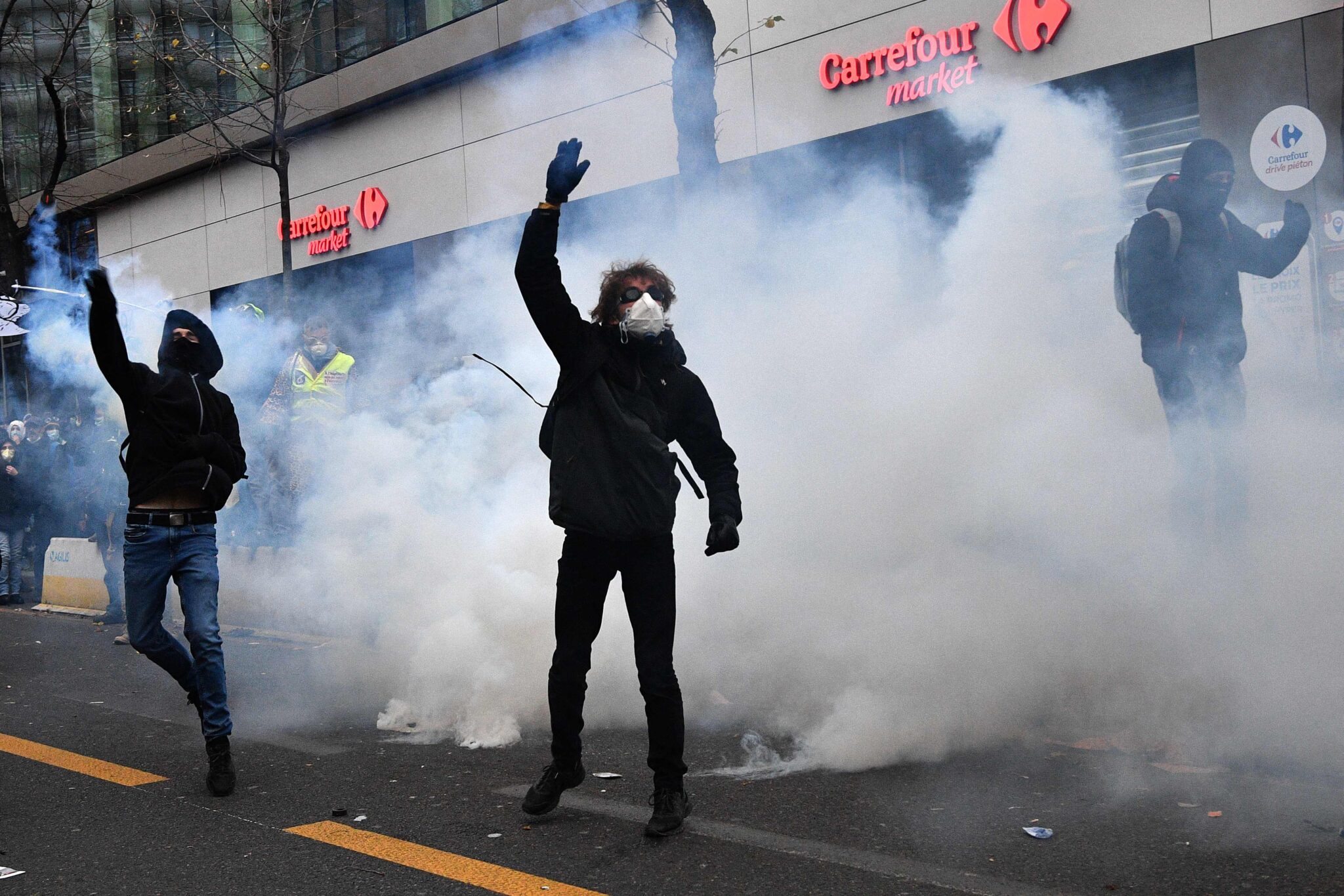 Участники акции протеста в Париже 5 декабря. Фото Anne-Christine POUJOULAT / AFP/Scanpix/Leta