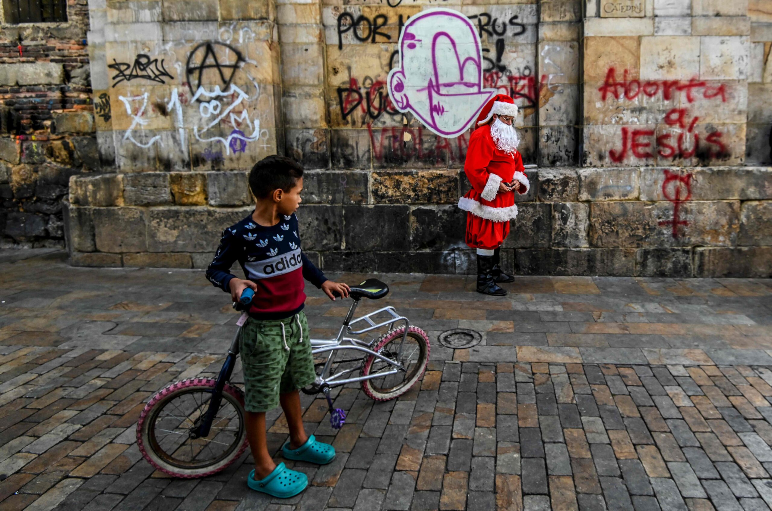 Мальчик из семьи венесуэльских мигрантов и Санта-Клаус в Боготе. Фото Juan BARRETO / AFP/Scanpix/Leta 