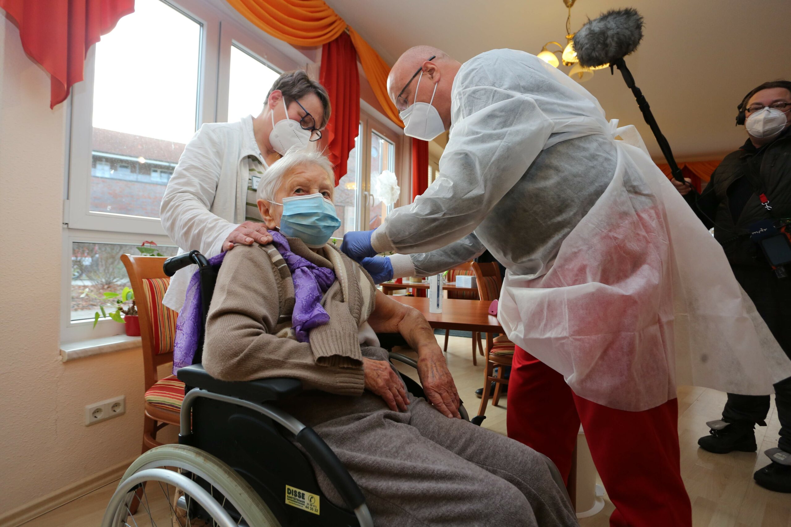 Эдит Квойзаллу ставят прививку. Фото Matthias Bein / dpa / AFP/Scanpix/Leta