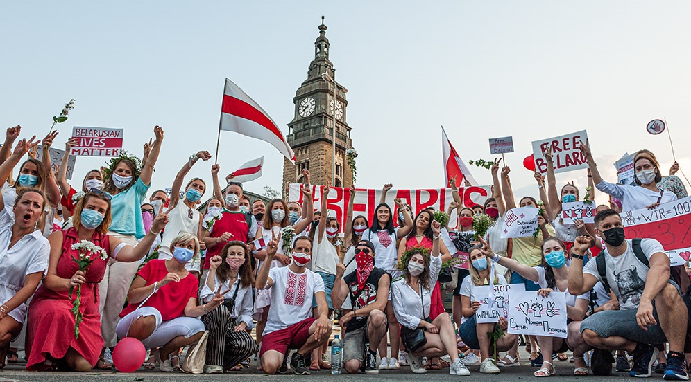 Участники акциии солидарности с Беларусью в Гамбурге. Фото Dmitrij Leltschuk