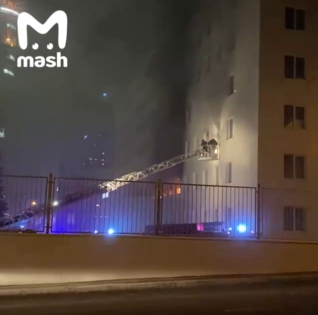 Пожарные ликвидируют возгорание в здании Московского международного онкоцентра. Скриншот видео Mash