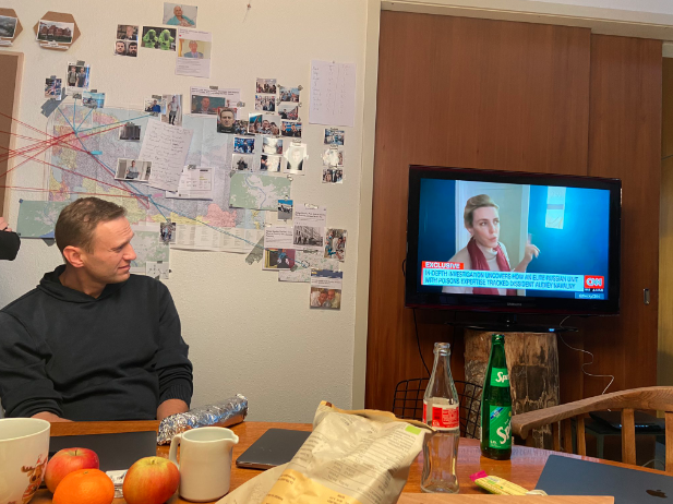 Навальный смотрит сюжет о расследовании обстоятельств его отравления. Фото Twitter @Kira_Yarmysh