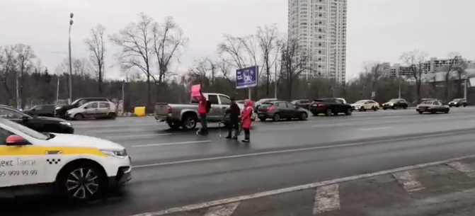 Активисты на Кутузовском проспекте. Скриншот видео Facebook Activatica.org