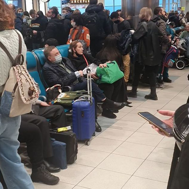 Пассажиры в ожидании вылета в "Домодедово". Фото Instagram @kocharovamarin