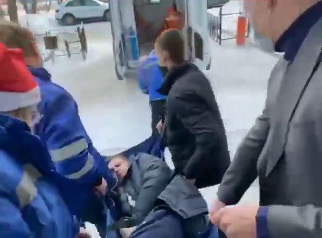 Могучева выносят из здания суда. Скриншот видео Baza