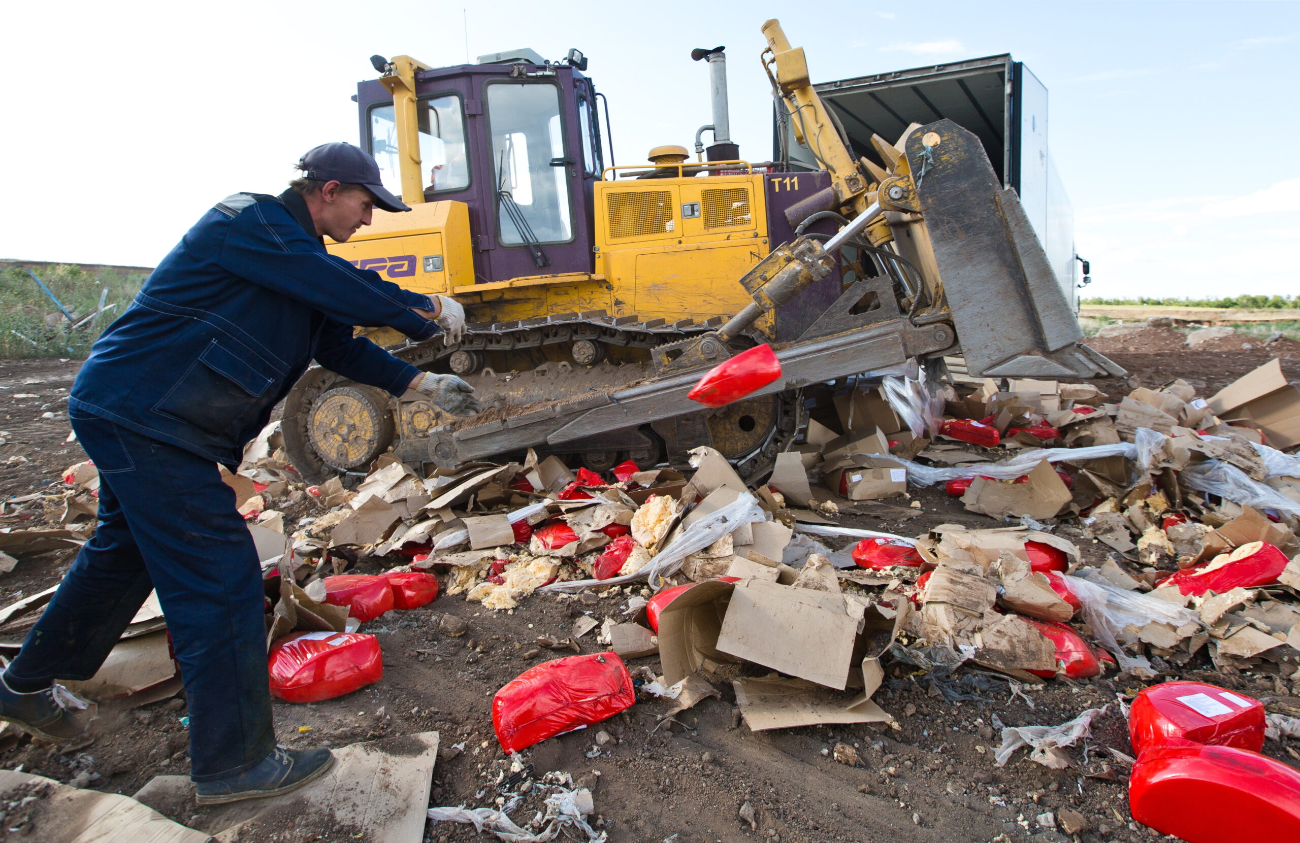 Уничтожение санкционного сыра. Фото Sergei Medvedev/TASS/Scanpix/Leta