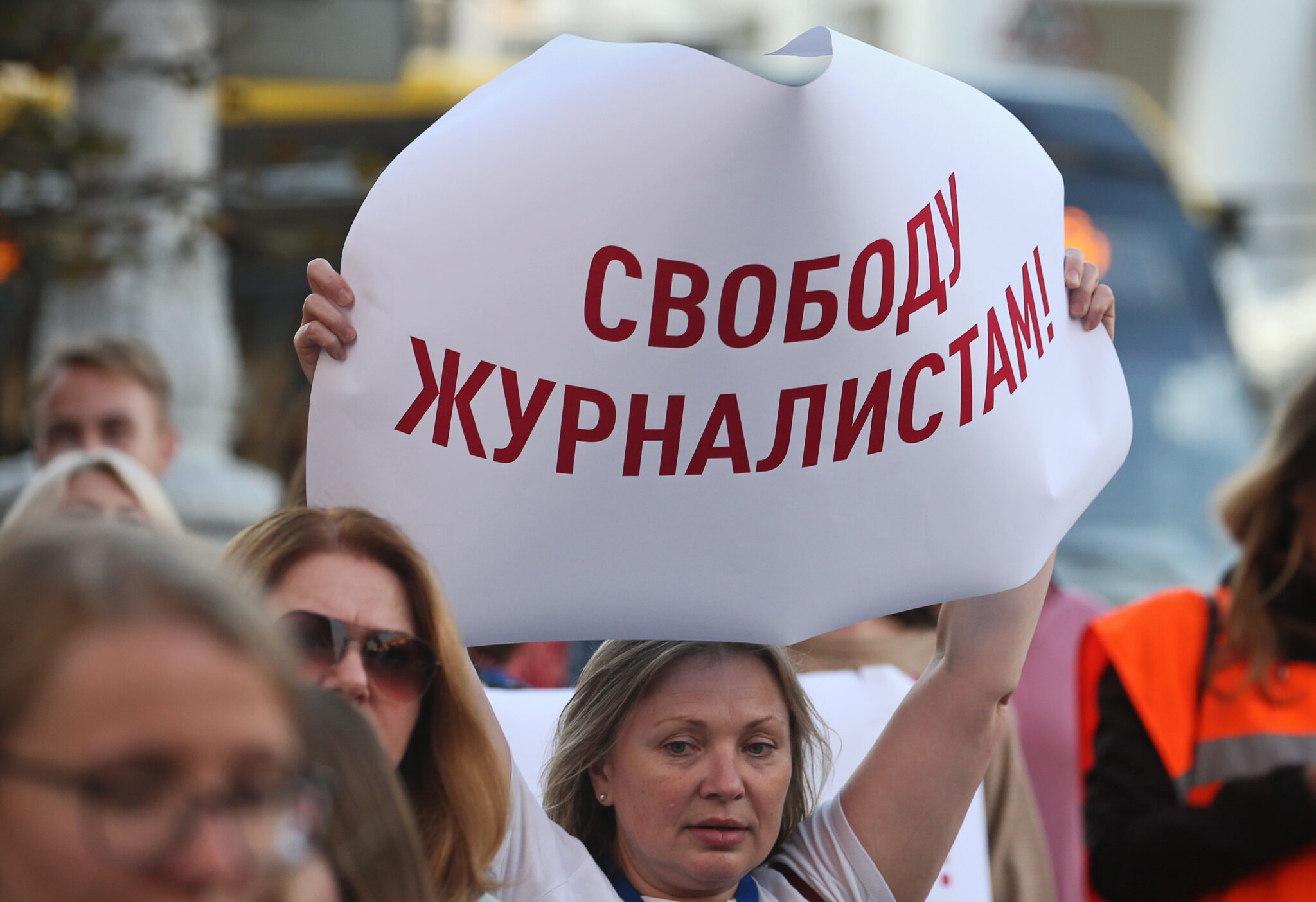 Женщина держит плакат в поддержку журналистов на акции протеста против результатов президентских выборов в Беларуси-2020. Фото Natalia Fedosenko / TASS / Scanpix / Leta 