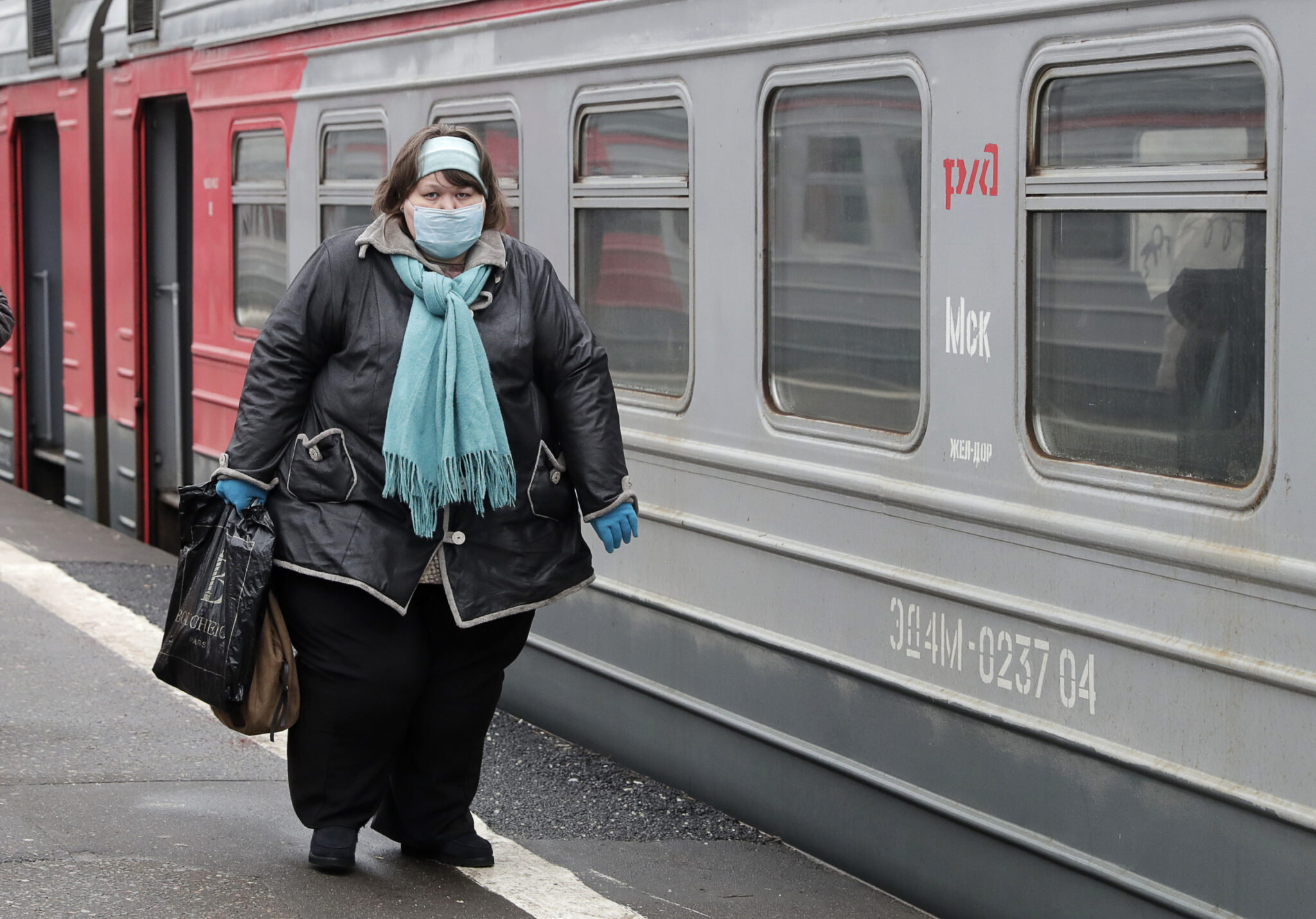 Женщина на Курском вокзале в Москве. Фото  Mikhail Metzel / TASS / Scanpix / Leta