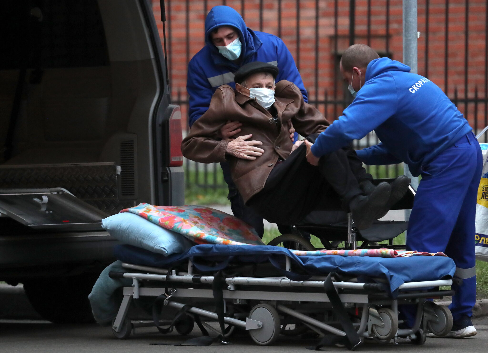 Работники "скорой помощи" транспортируют пациента с подозрением на Covid-19. Фото Alexander Demianchuk / TASS / Scanpix / Leta