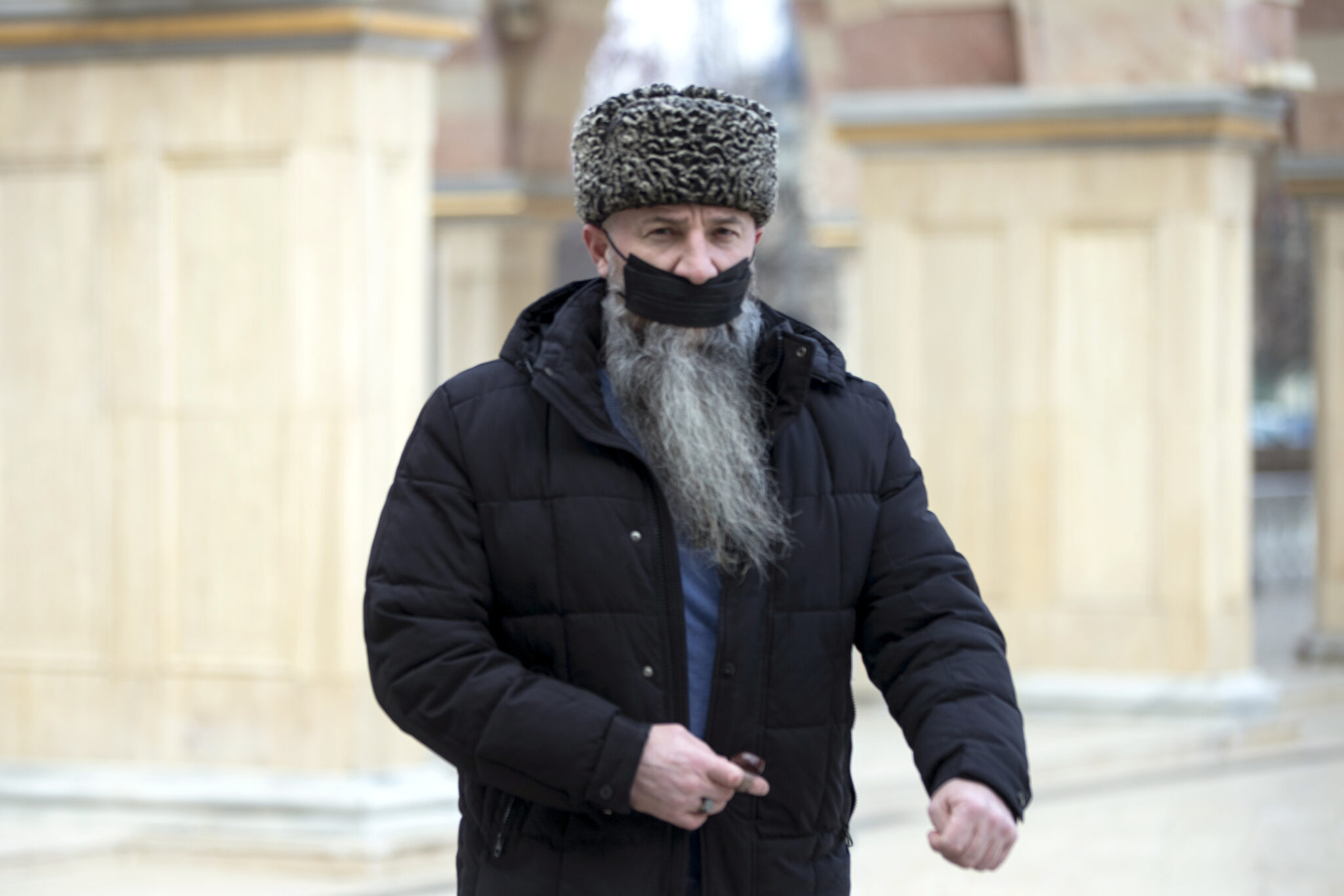 Мужчина в маске в Грозном. Фото Yelena Afonina / TASS / Scanpix / Leta