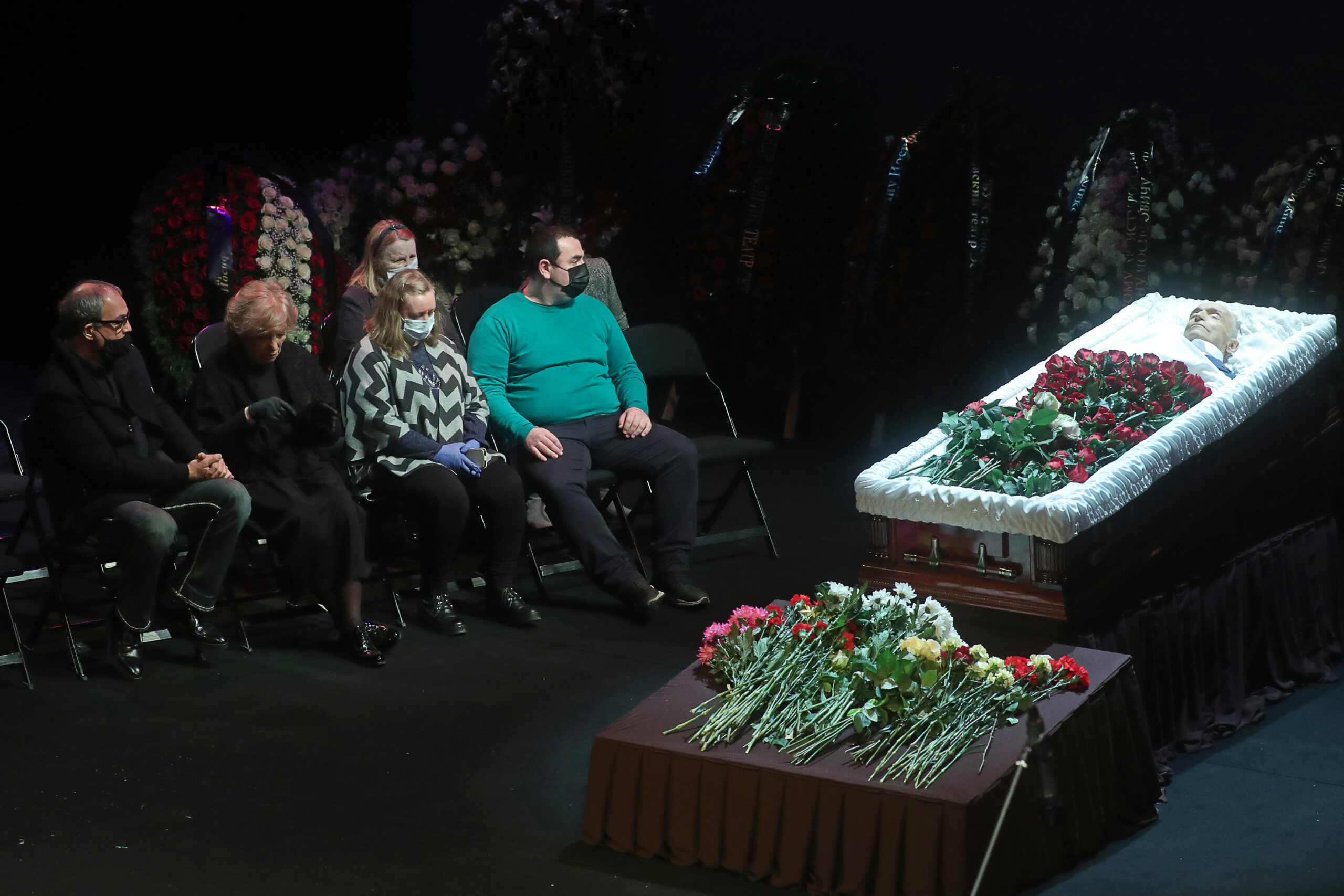 Гроб с телом Валентина Гафта на сцене 