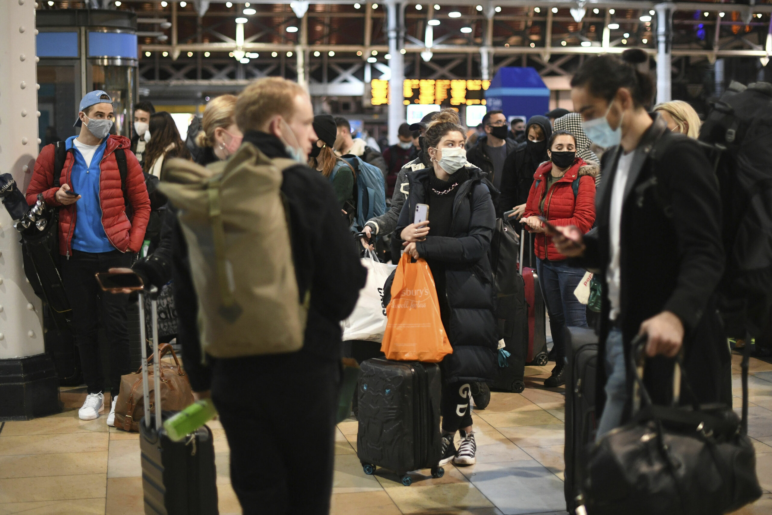 Очередь на вокзале Лондона после сообщений об ужесточении мер. Фото Stefan Rousseau/PA via AP/`Scanpix/Leta
