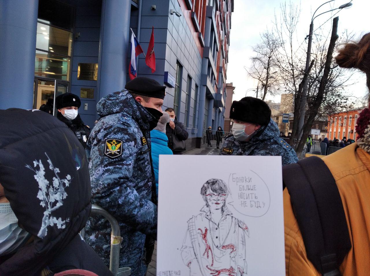 Полиция у здания суда и открытка с изображением Галяминой. Фото Дмитрий Ребров/Спектр