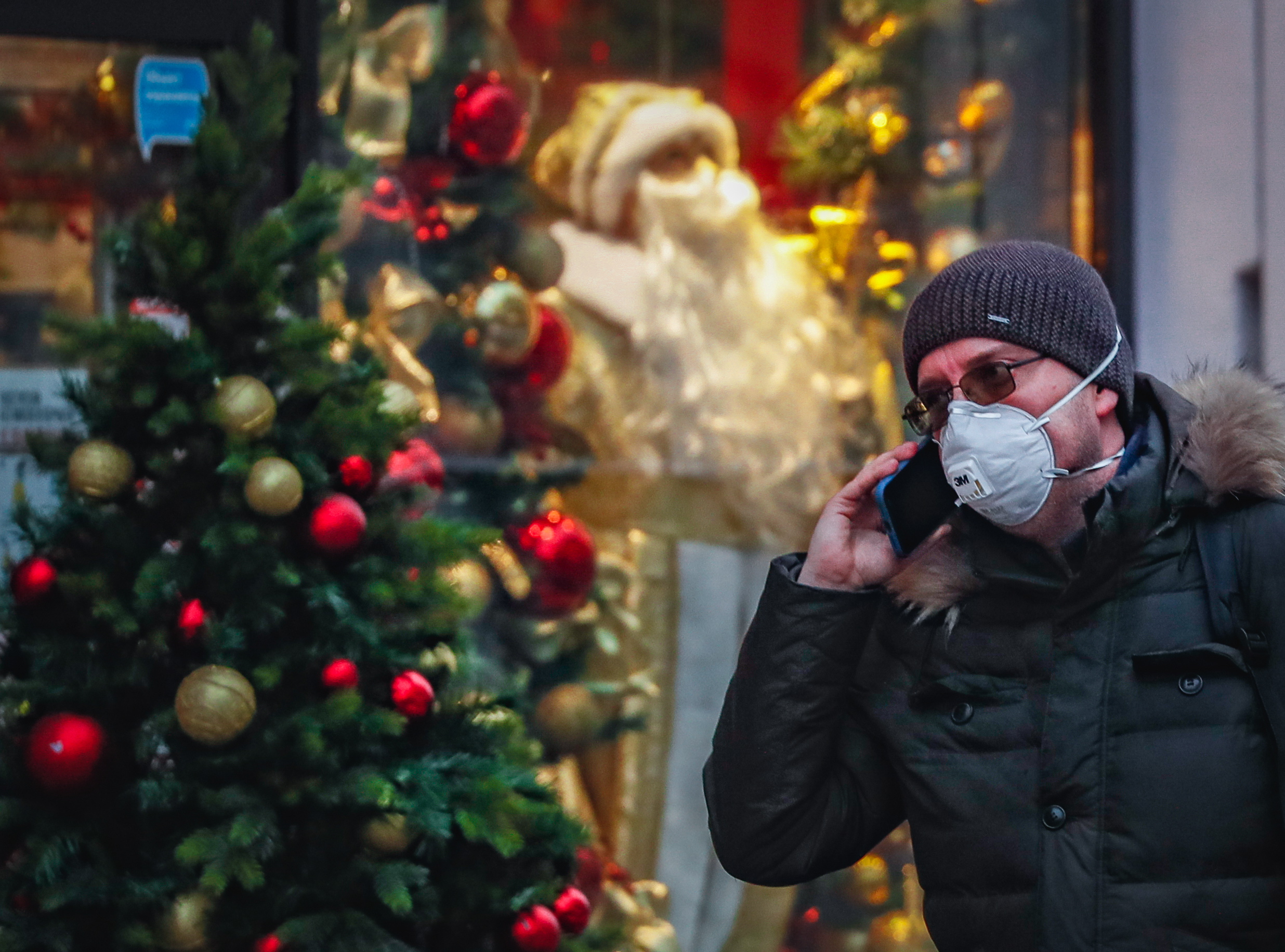 Мужчина на московской улице в преддверии Нового года. Фото YURI KOCHETKOV / TASS / Scanpix / Leta